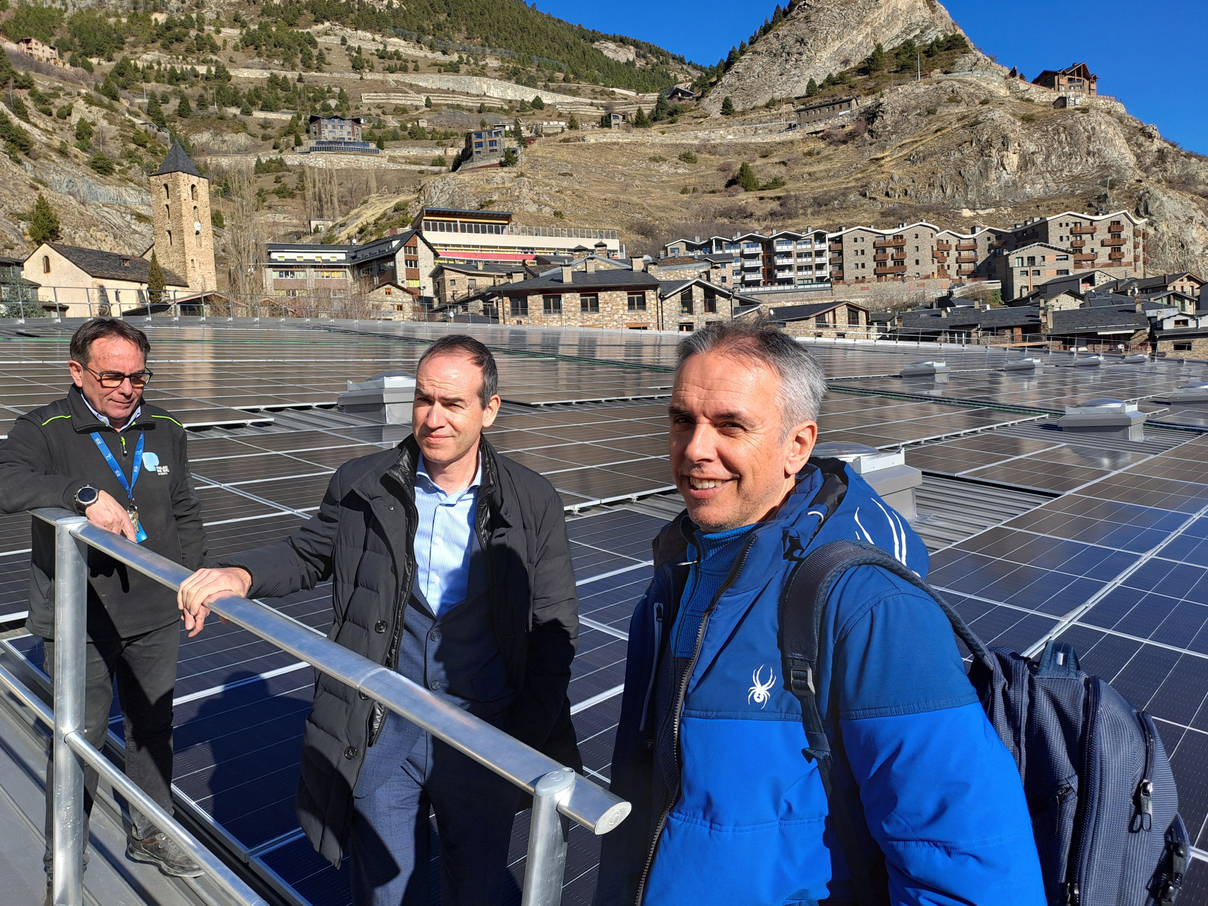 Al costat de la teulada de plaques solars. Al costat de la teulada de plaques solars.