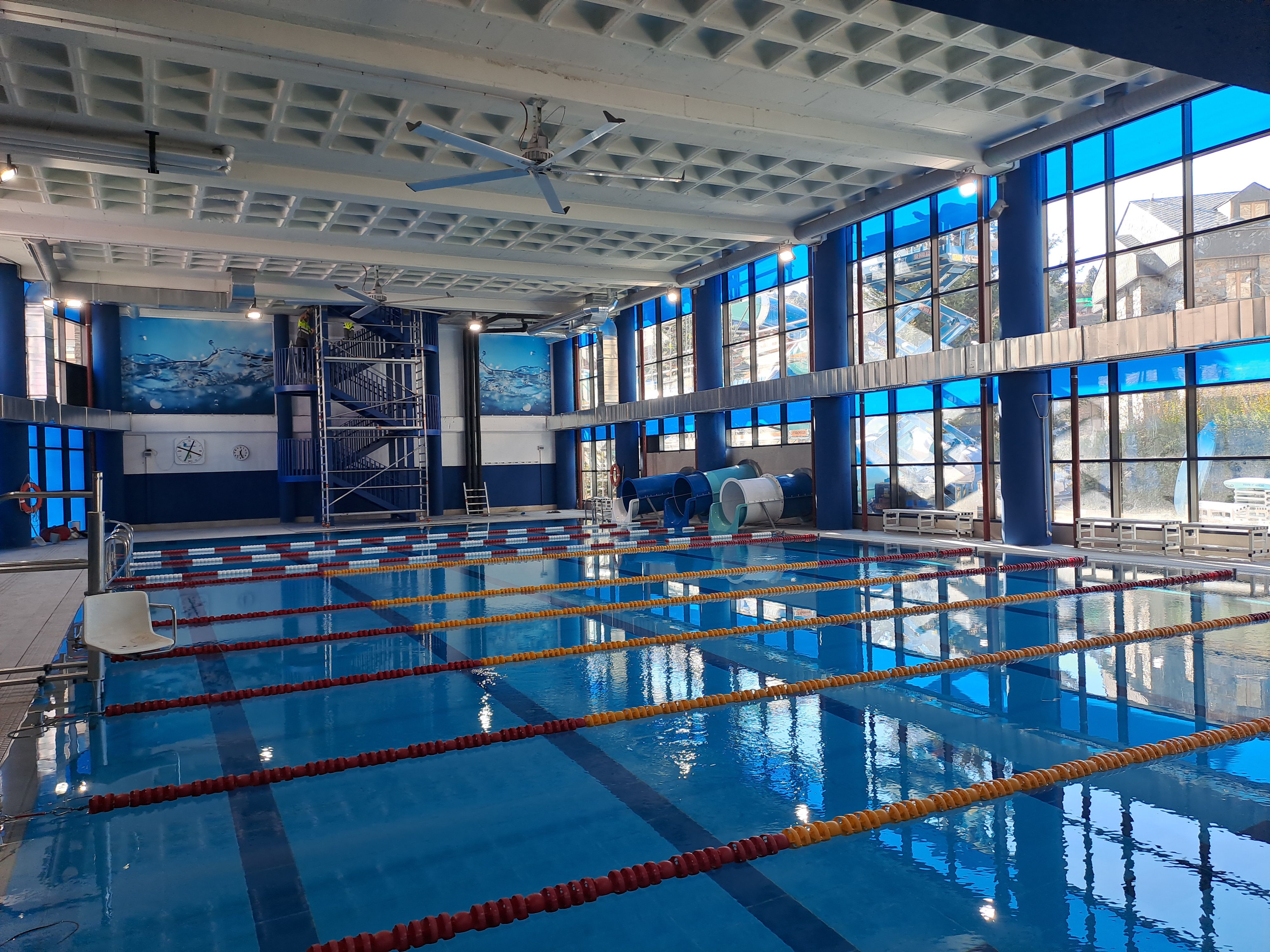 La piscina amb els tobogans al fons. La piscina amb els tobogans al fons.