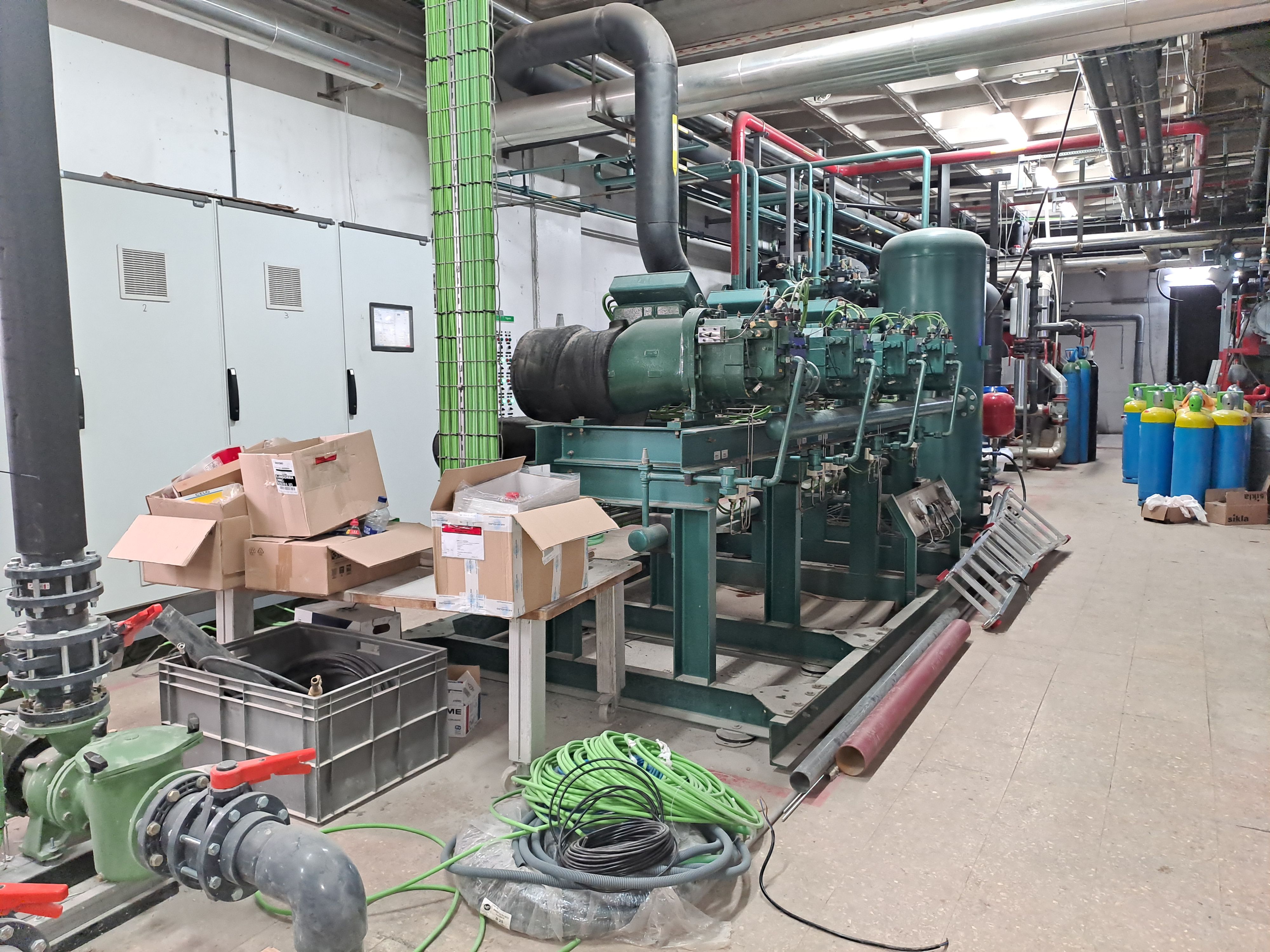 Els aparells que creen el gel de la pista. Els aparells que creen el gel de la pista.