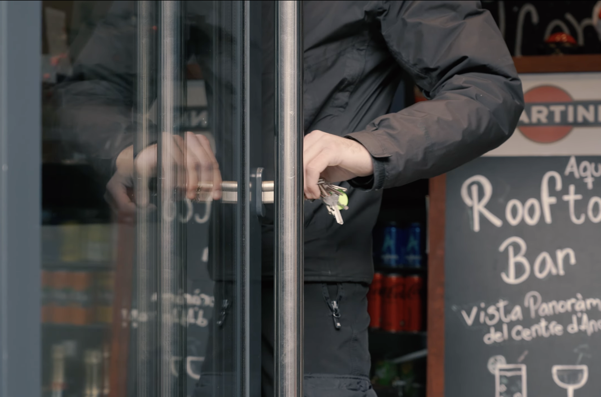 Un serreller canviant un pany en el marc d'un desnonament forçós. Un serreller canviant un pany en el marc d'un desnonament forçós.