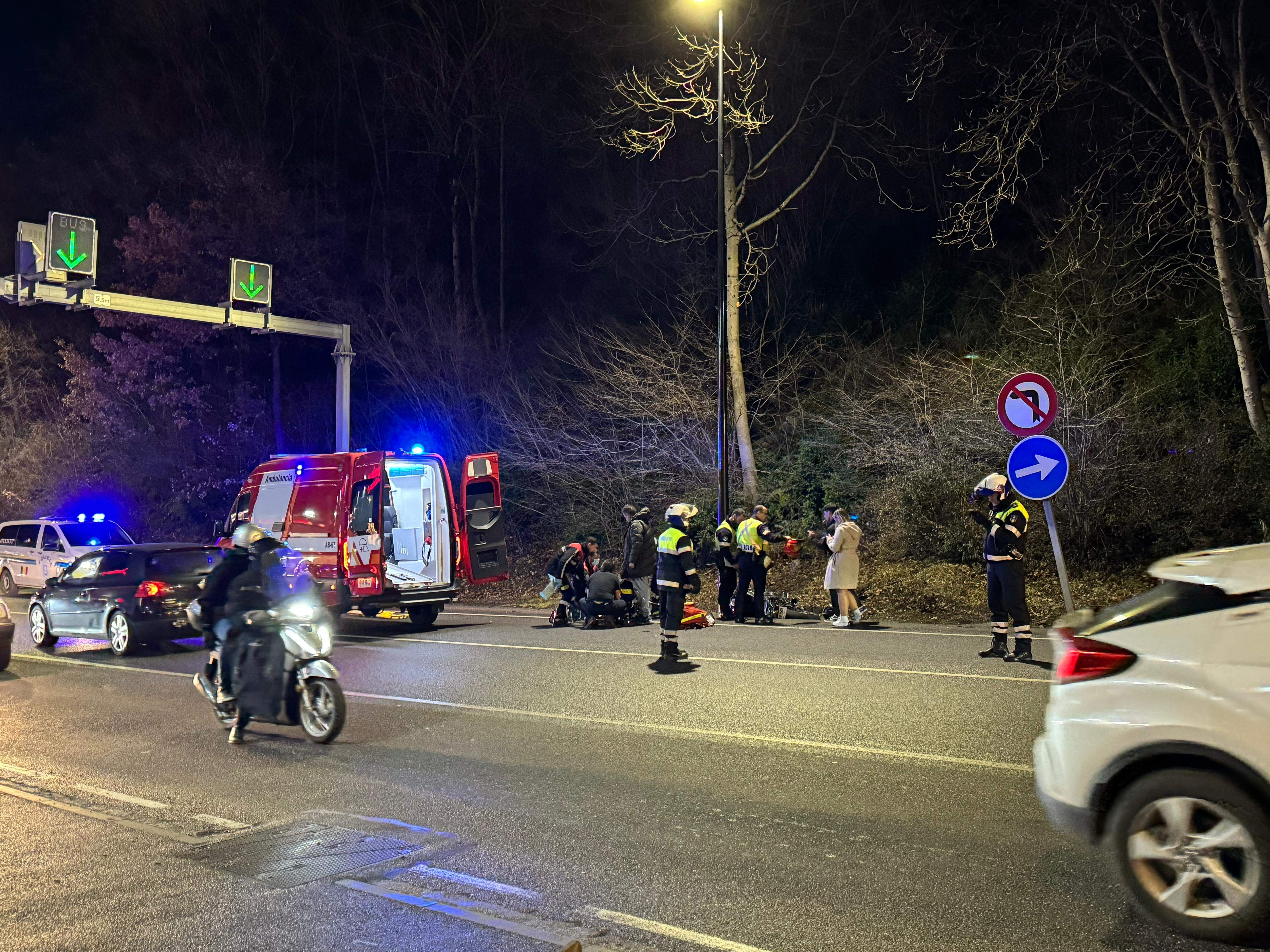 Les assistències atenent el ferit.