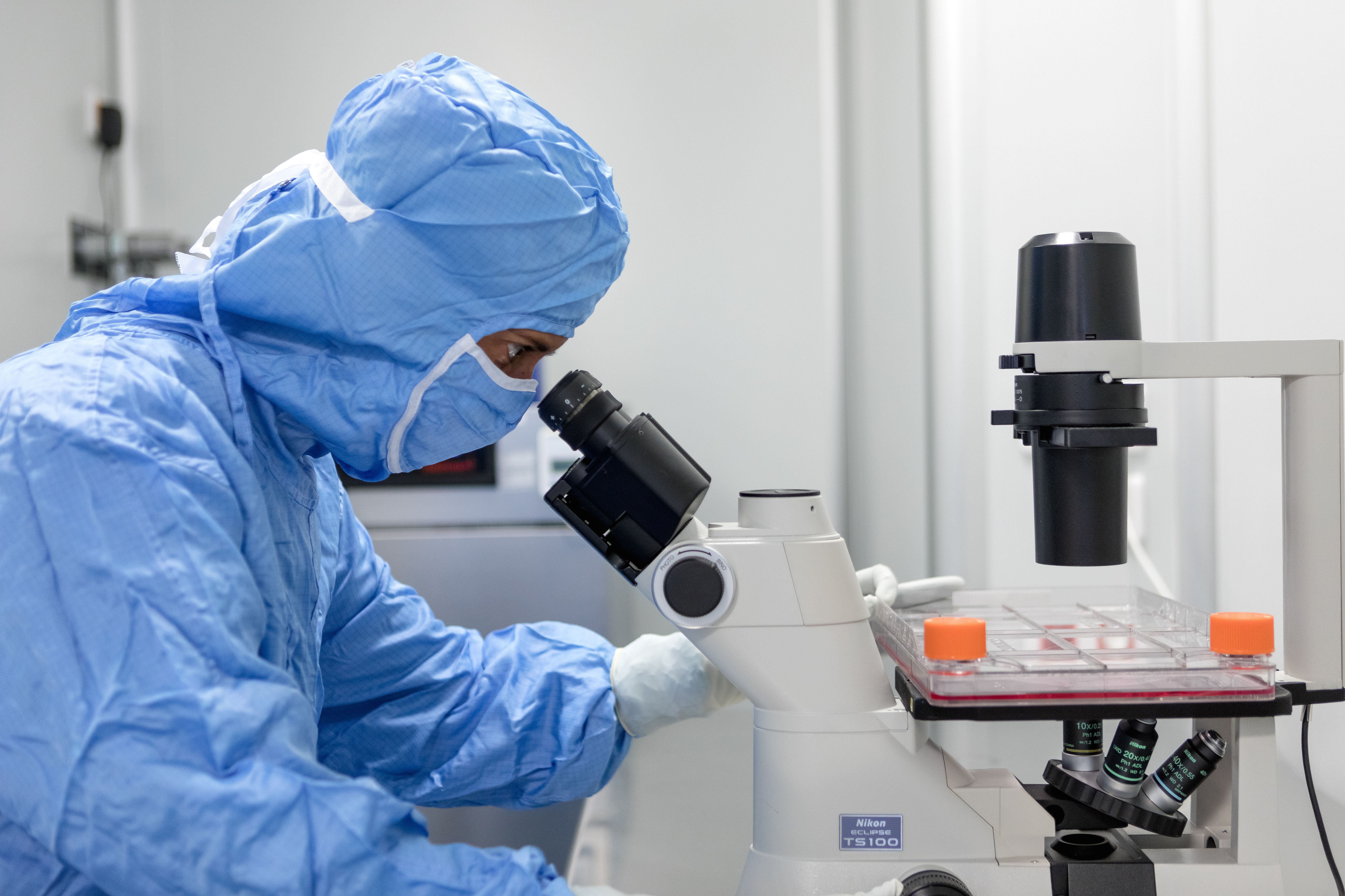 Una persona treballant al laboratori Cellab.