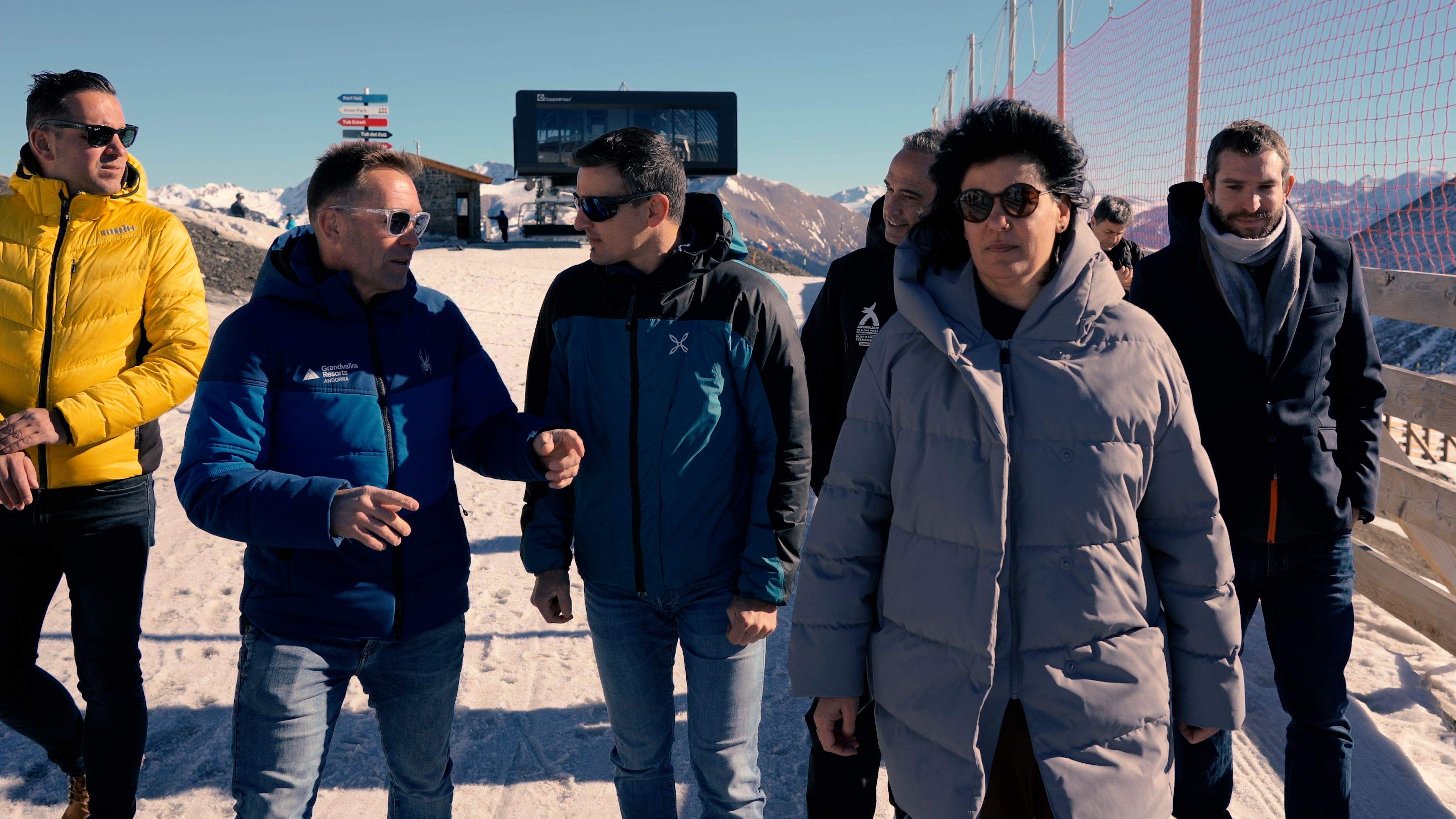 Les autoritats a la sortida del telecadira del Port Negre a 2.493 metres.