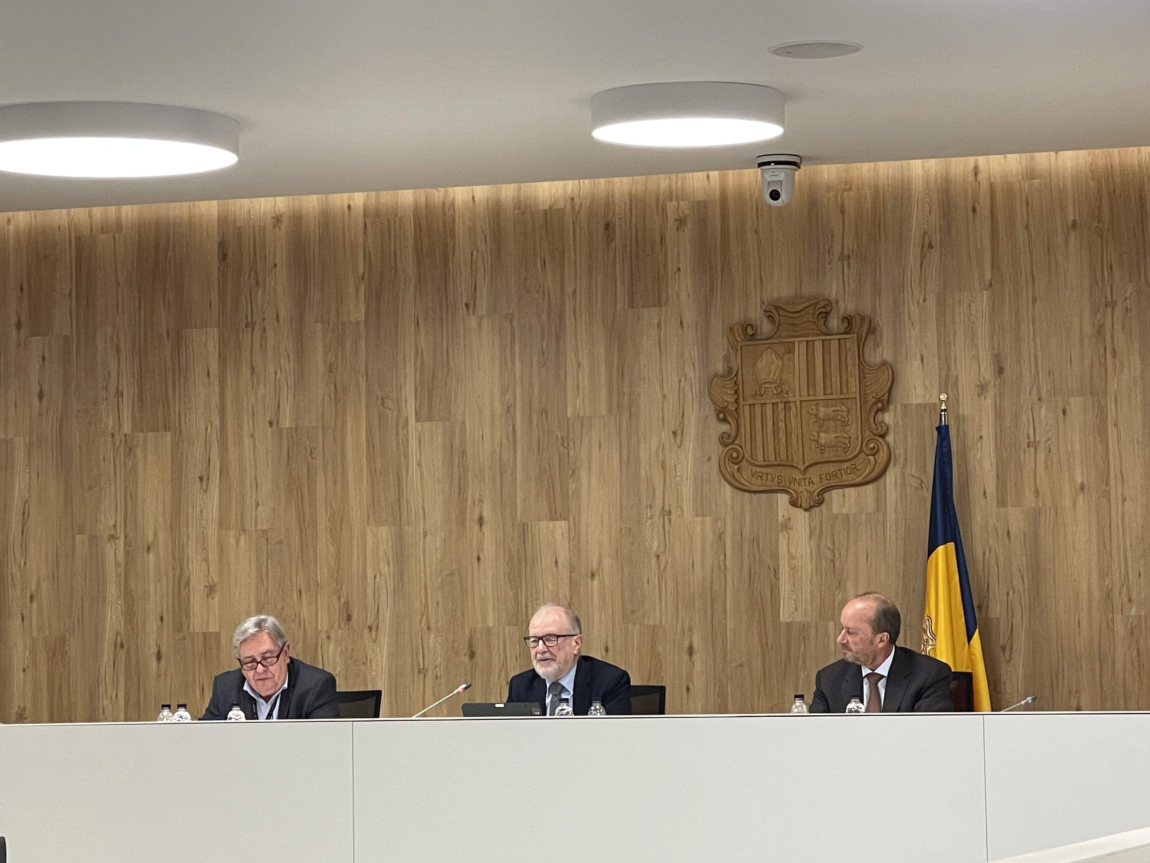 Enric Anglada, Juan Antonio Xiol Ríos i Josep Maria Rossell, en la presidència de la xerrada.