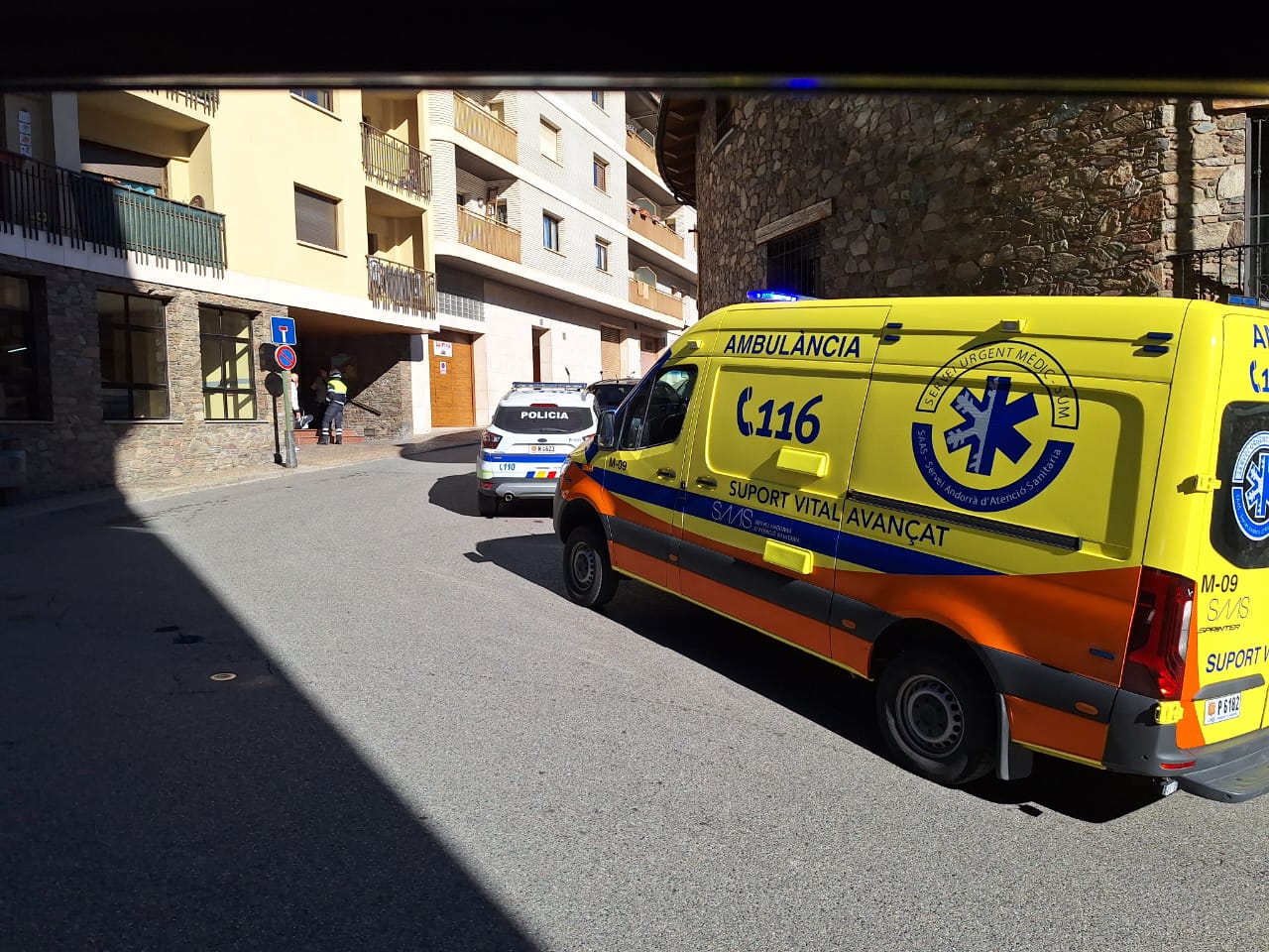 L'ambulància i el cotxe policial.