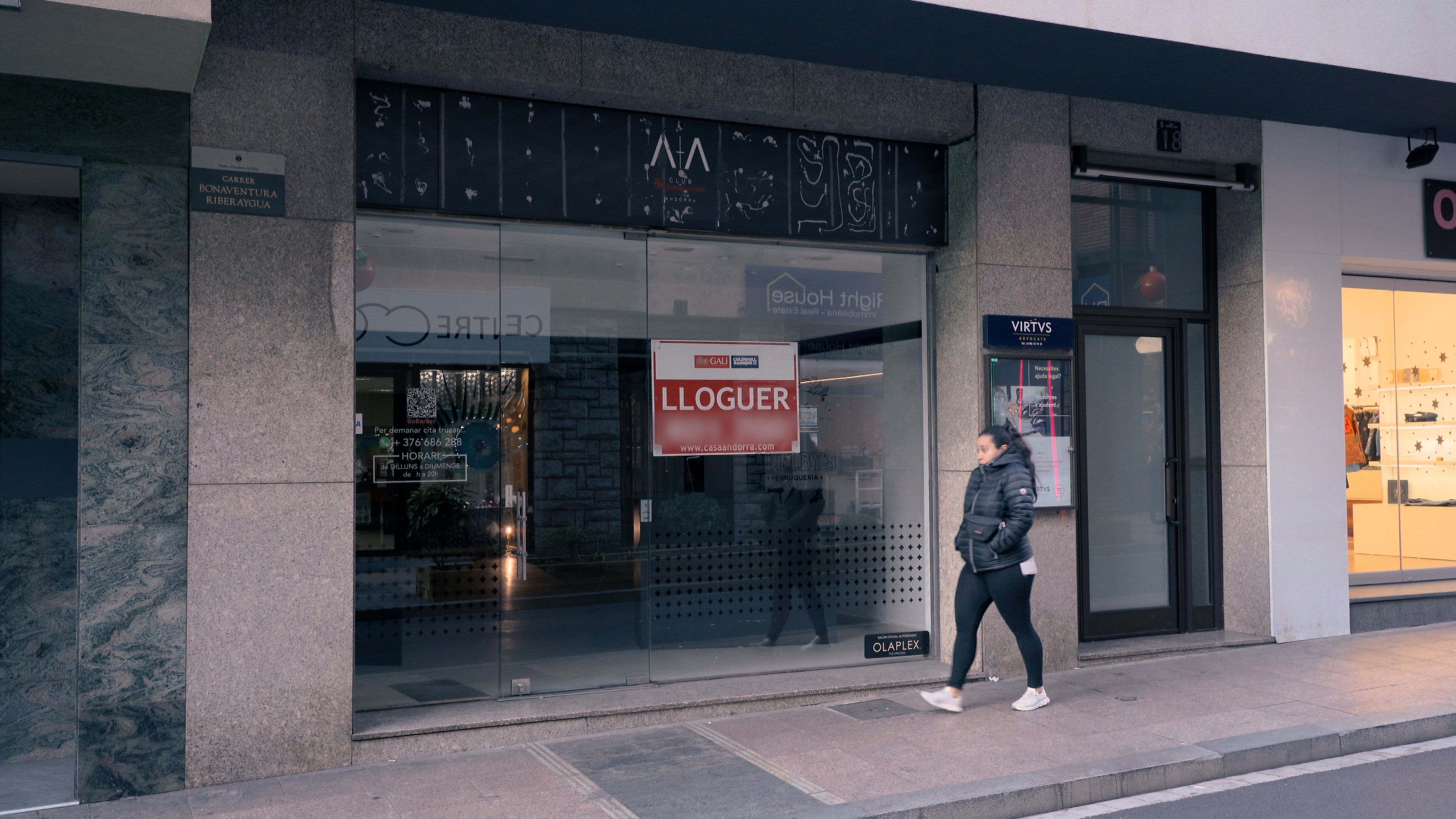 Imatge de l'exterior d'un local comercial buit. 