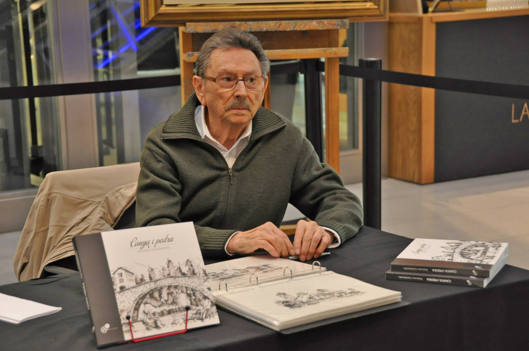 Francesc Galobardes signant exemplars de 'Canya i pedra'. Francesc Galobardes signant exemplars de 'Canya i pedra'.