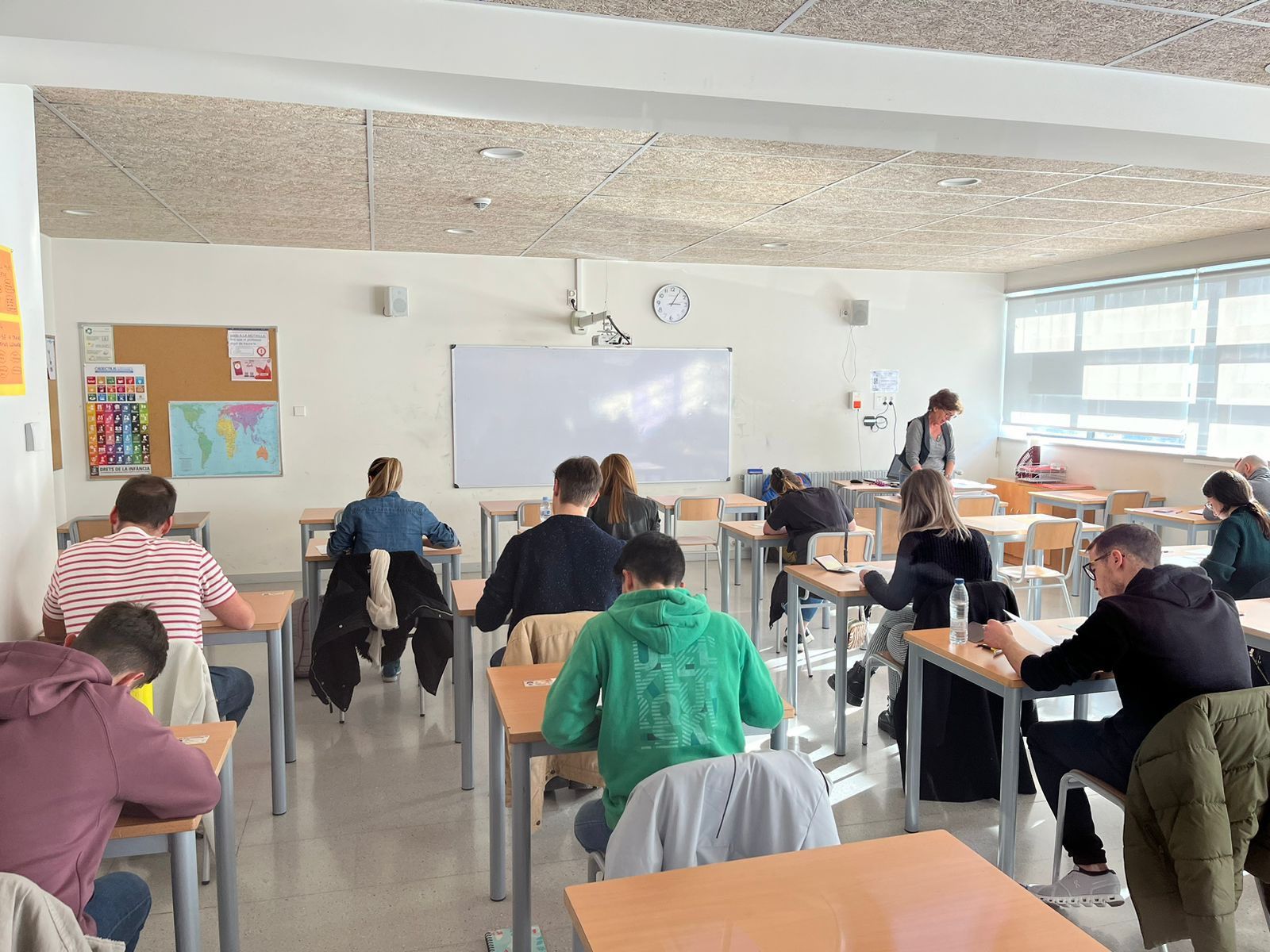 Alumnes fent els exàmens oficials de català.