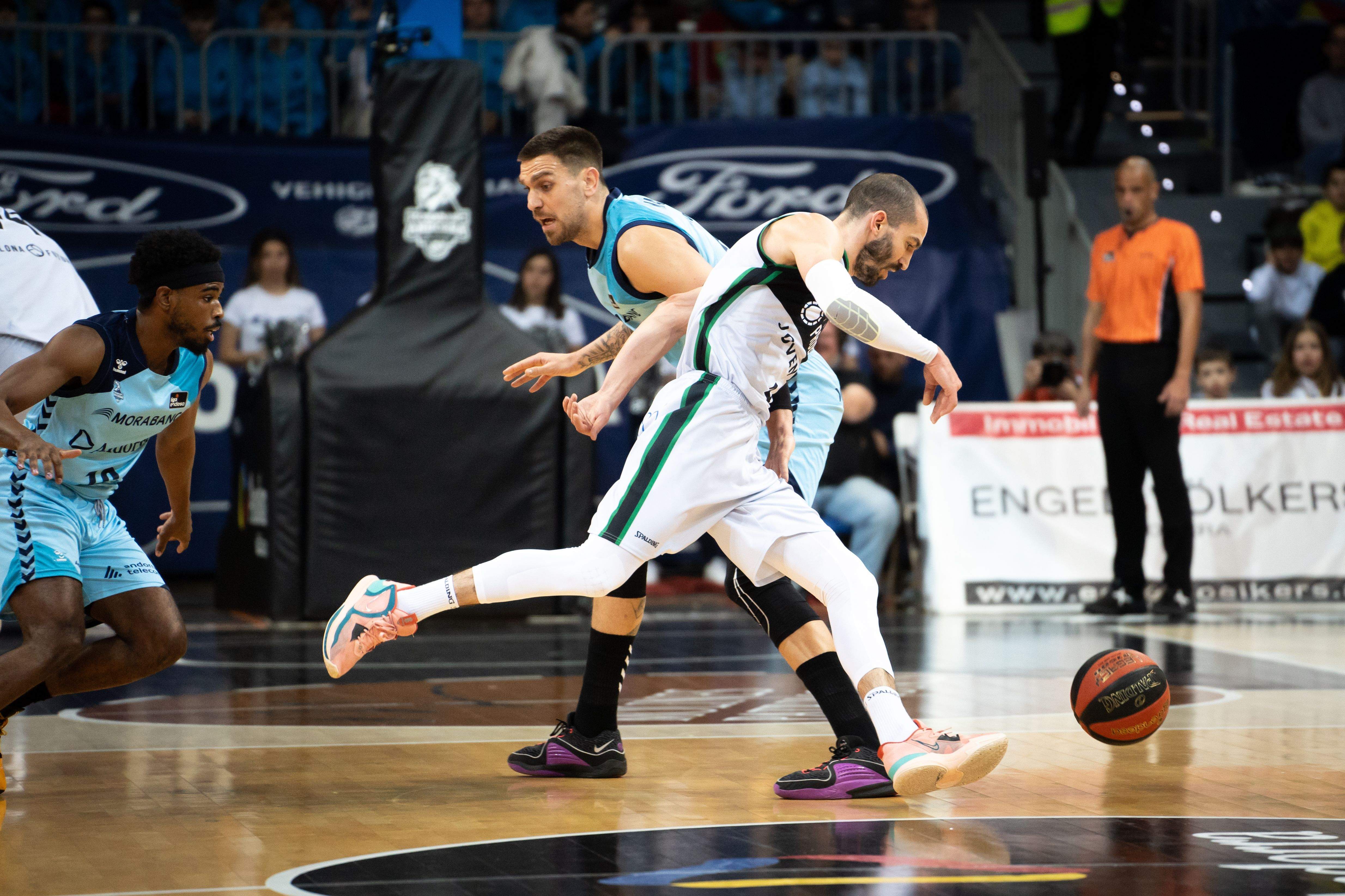 Pau Ribas intenta marxar de Maric.