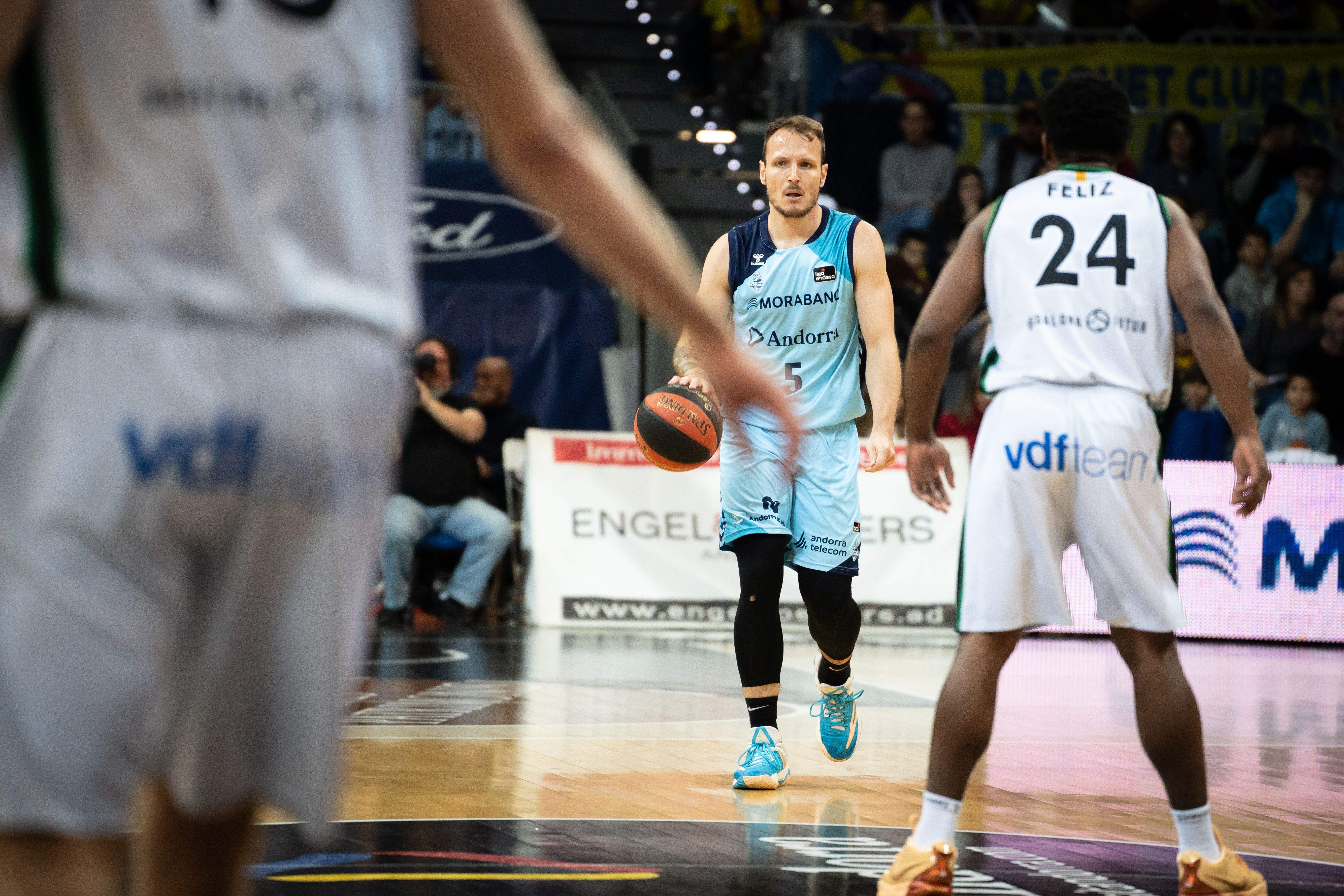 Rafa Luz amb la pilota contra el Joventut.