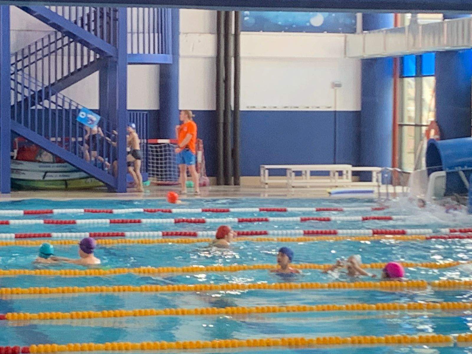 Infants provant l'Splash del Palau de Gel.