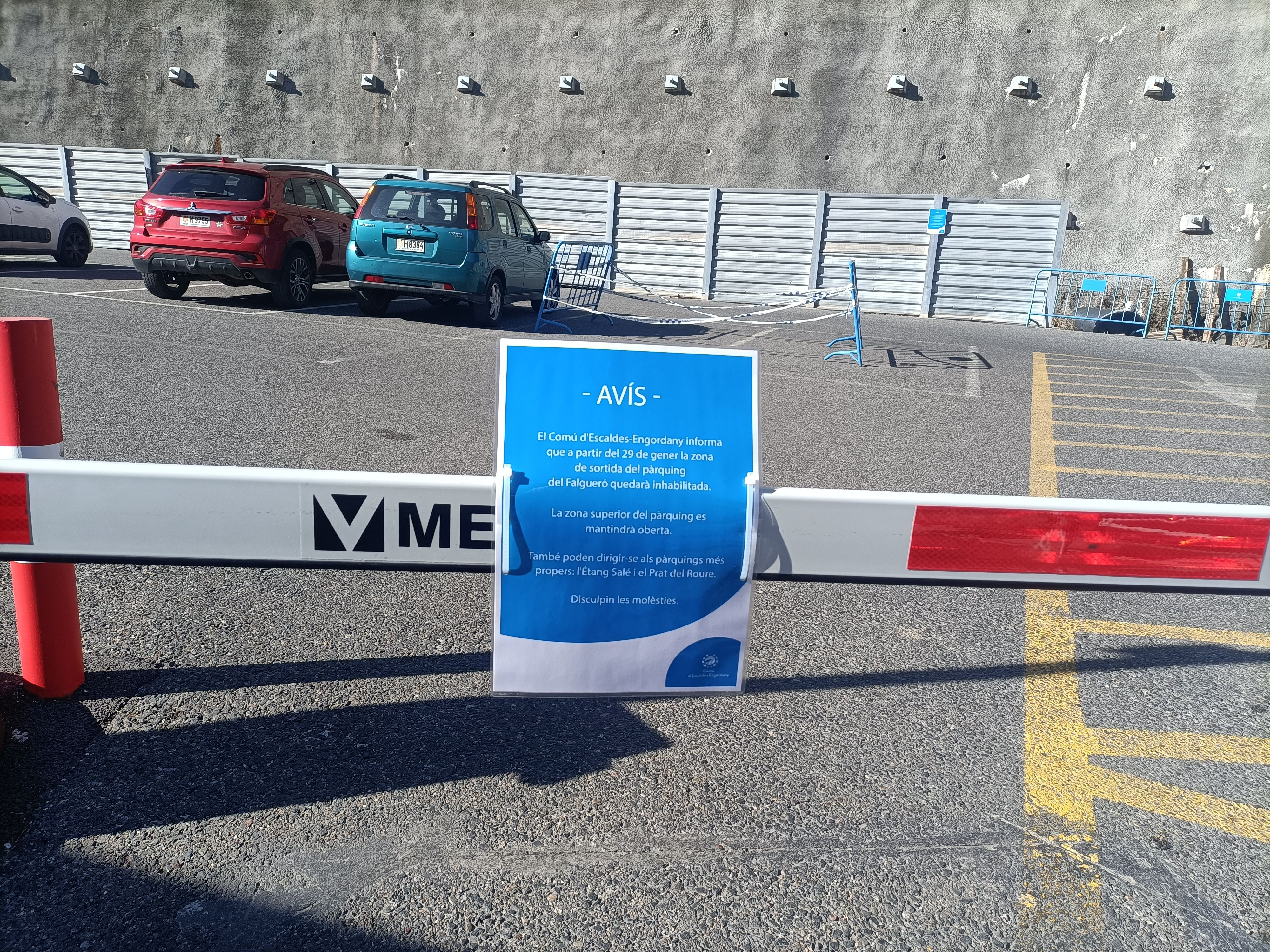 Un cartell a l'entarda de l'aparcament informant de les afectacions.