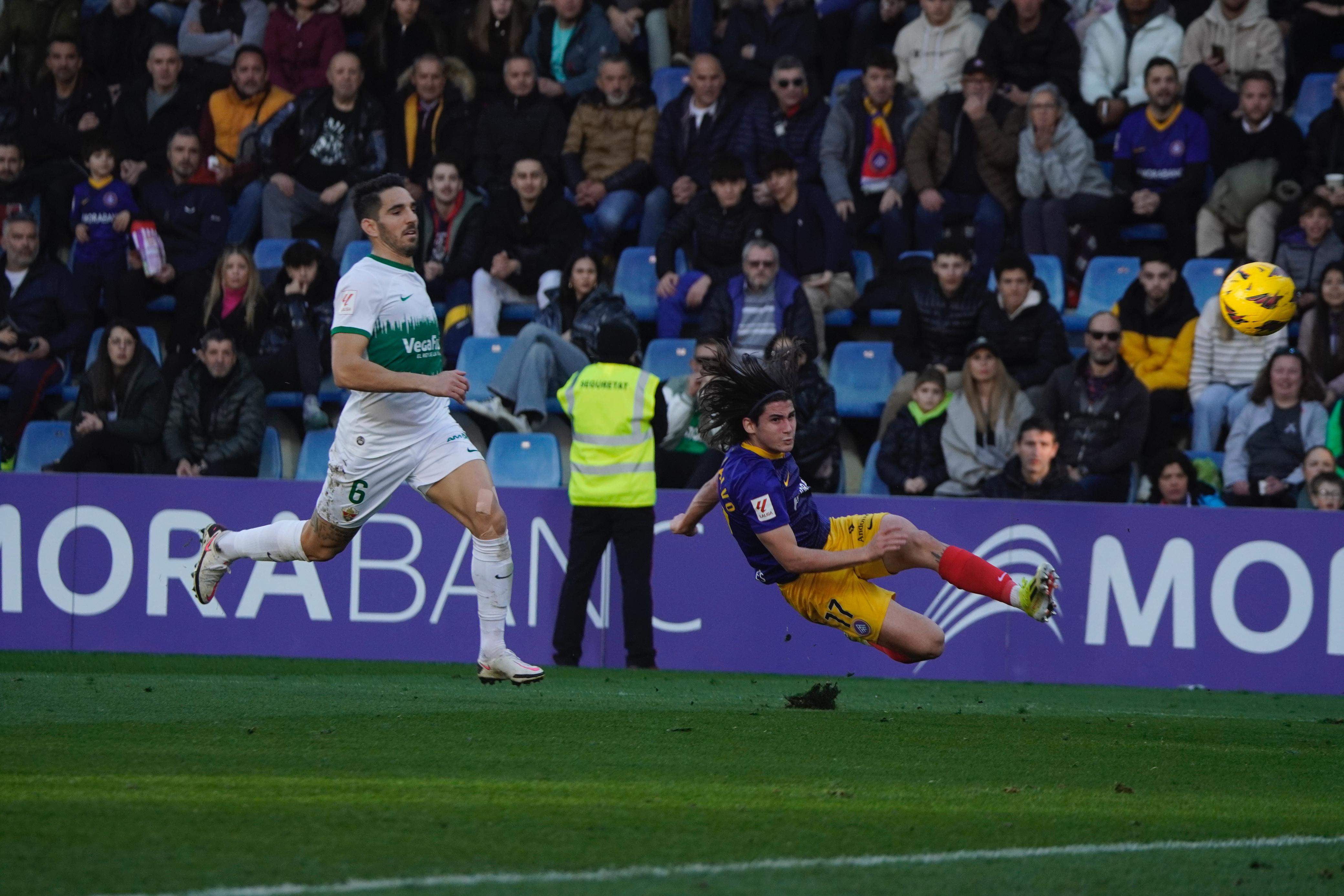 Álex Calvo ho ha provat de totes maneres, i ha enviat la bimba dins la porteria però en fora de joc.