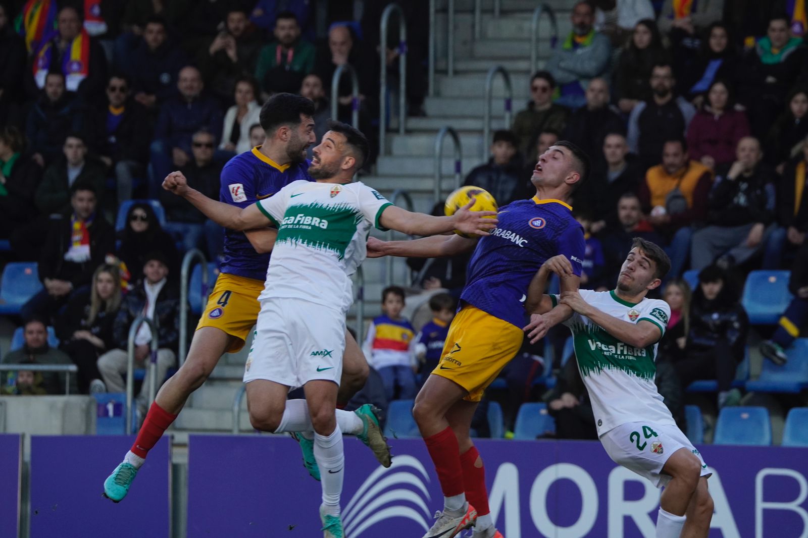 Karrikaburu controla l'esfèrica amb el pit. 