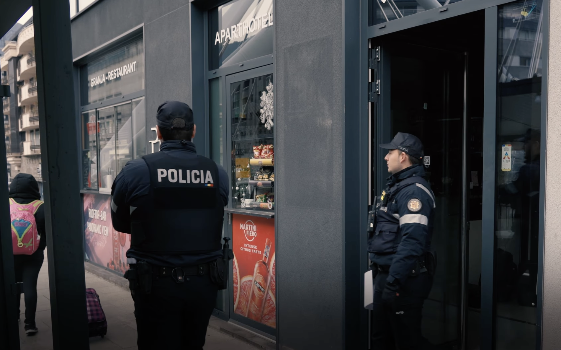 Dos agents de policia vetllen pel compliment d'un desnonament el gener de l'any passat.