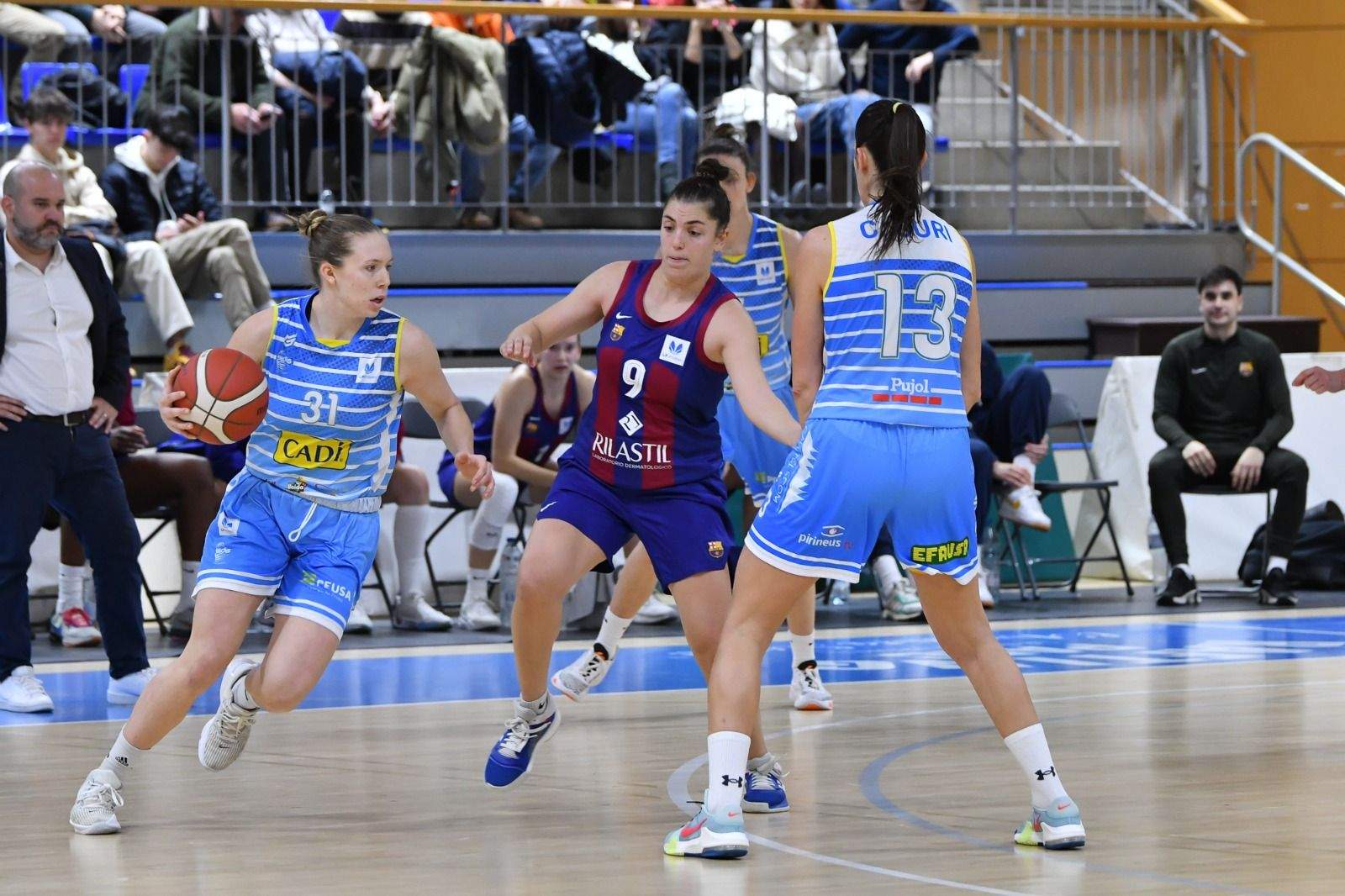 Clàudia Guri en un bloqueig contra el Barça