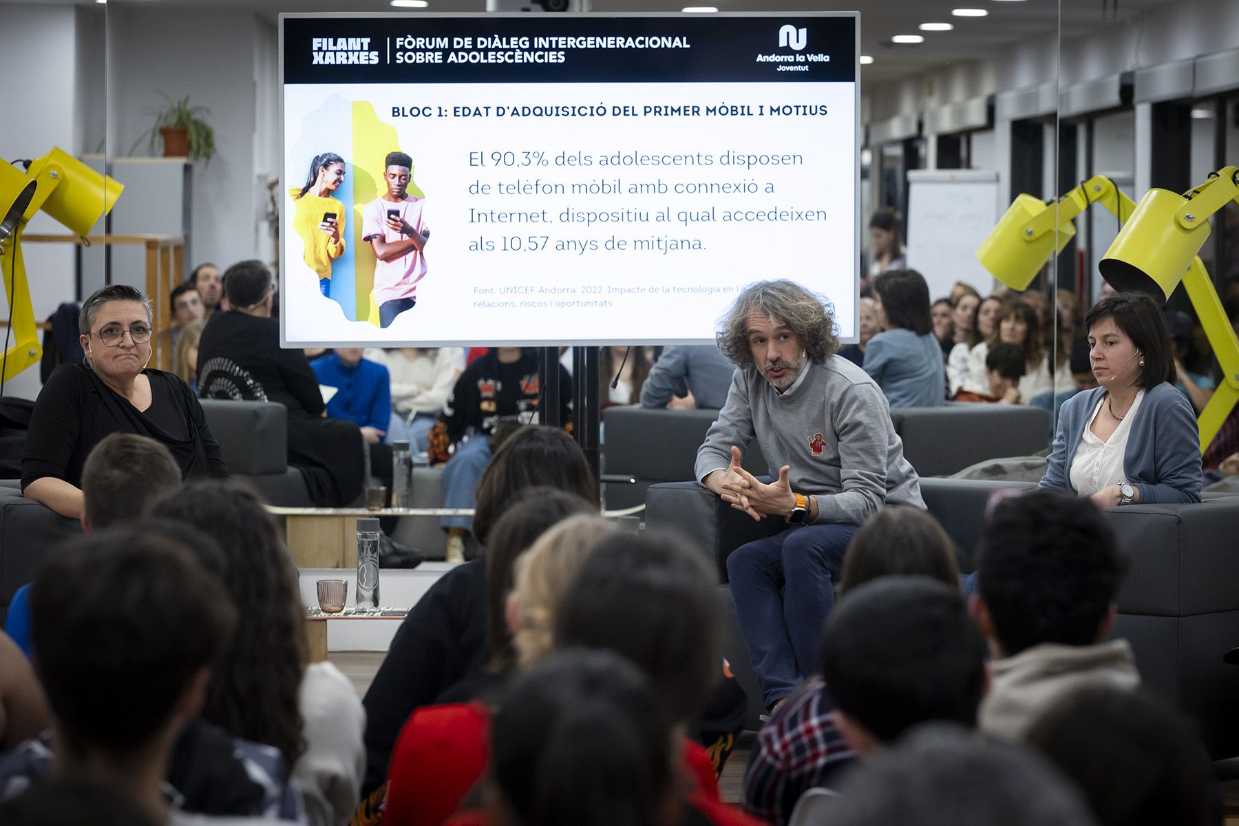 Un moment de l'acte, amb Lídia Samarra (moderadora) i Jordi Pérez i Maria Giró de ponents.