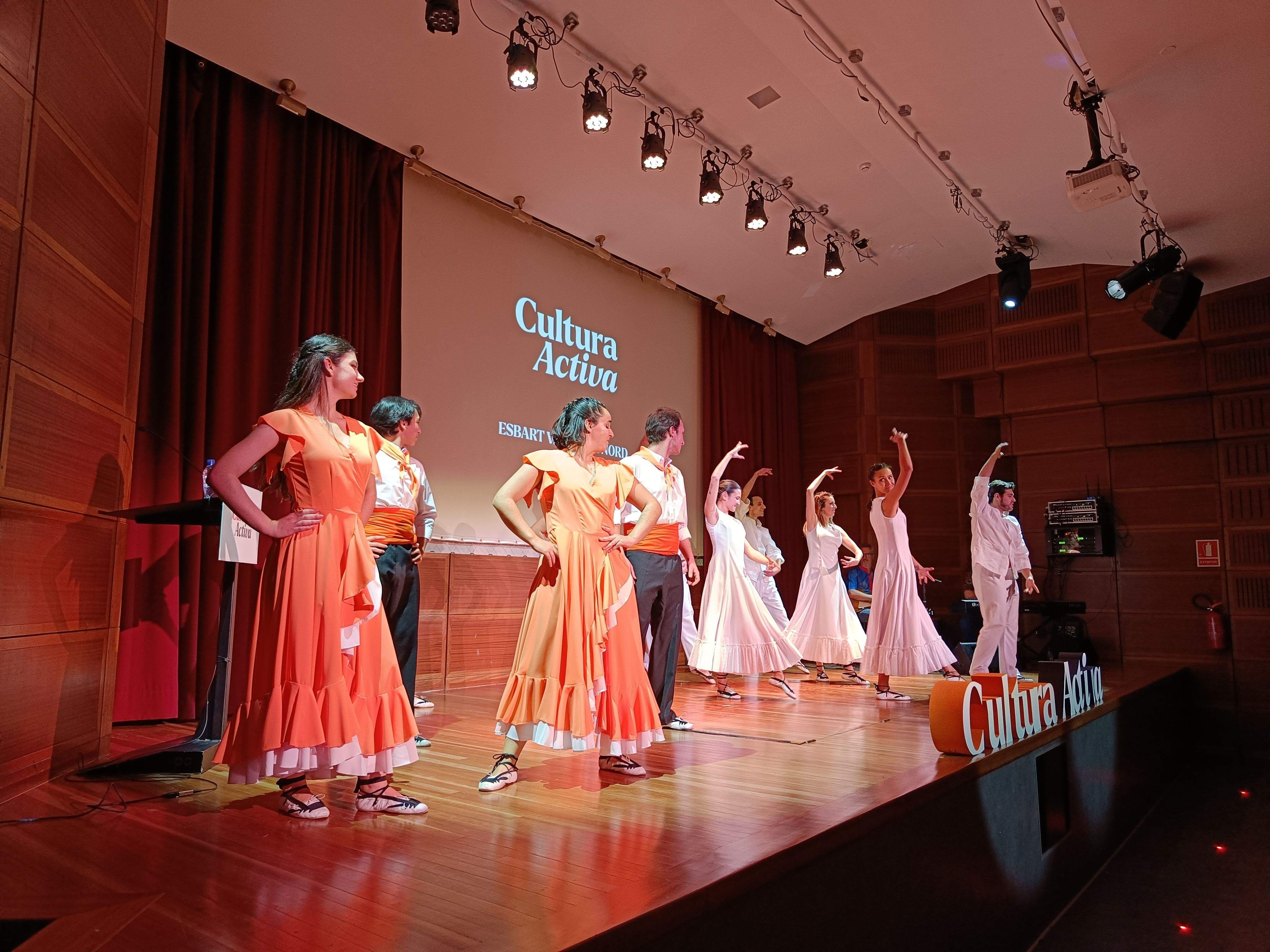 Un moment de l'actuació de l'Esbart Valls del Nord.