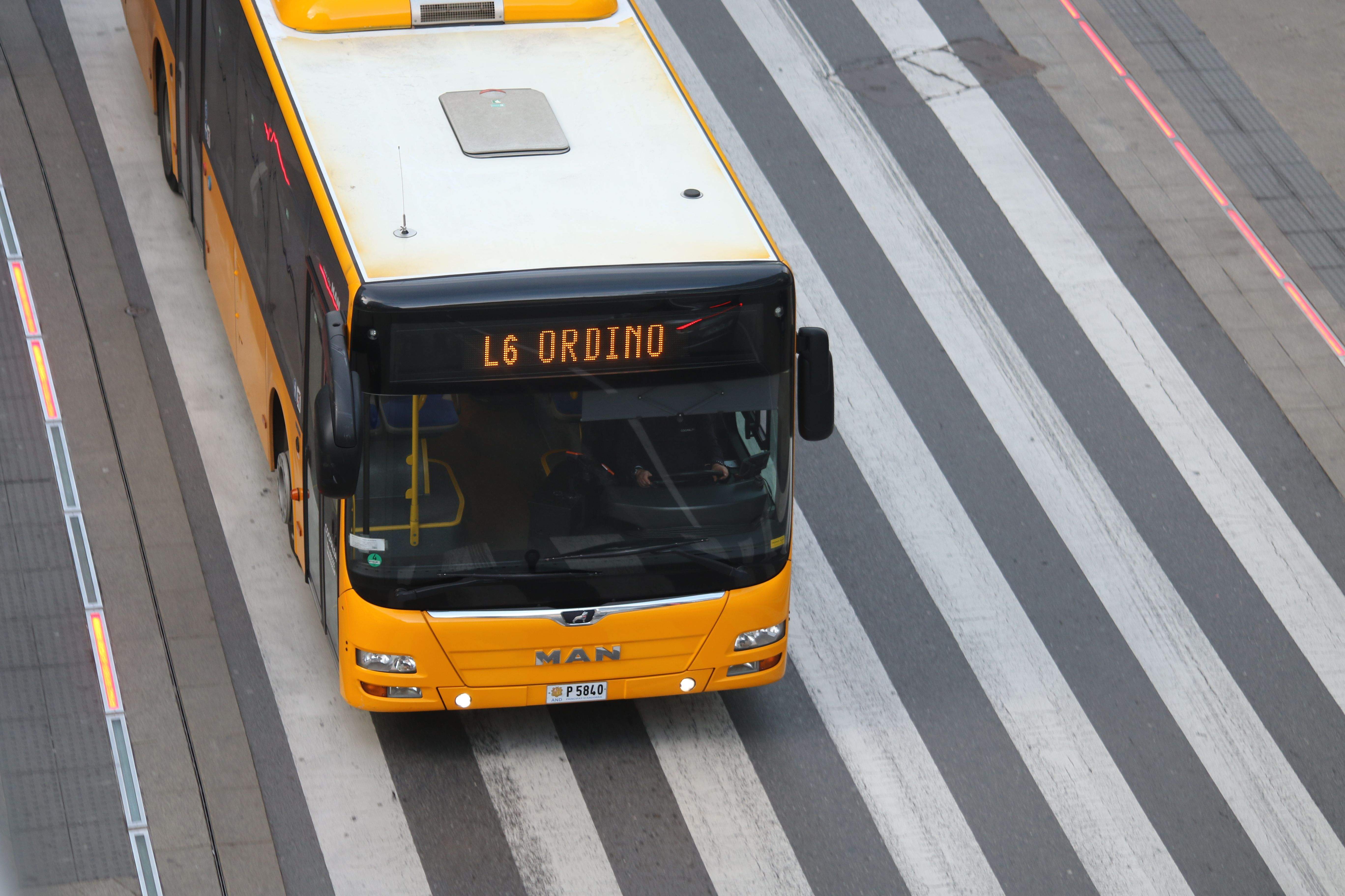 Un autobús que cobreix la línia L6.