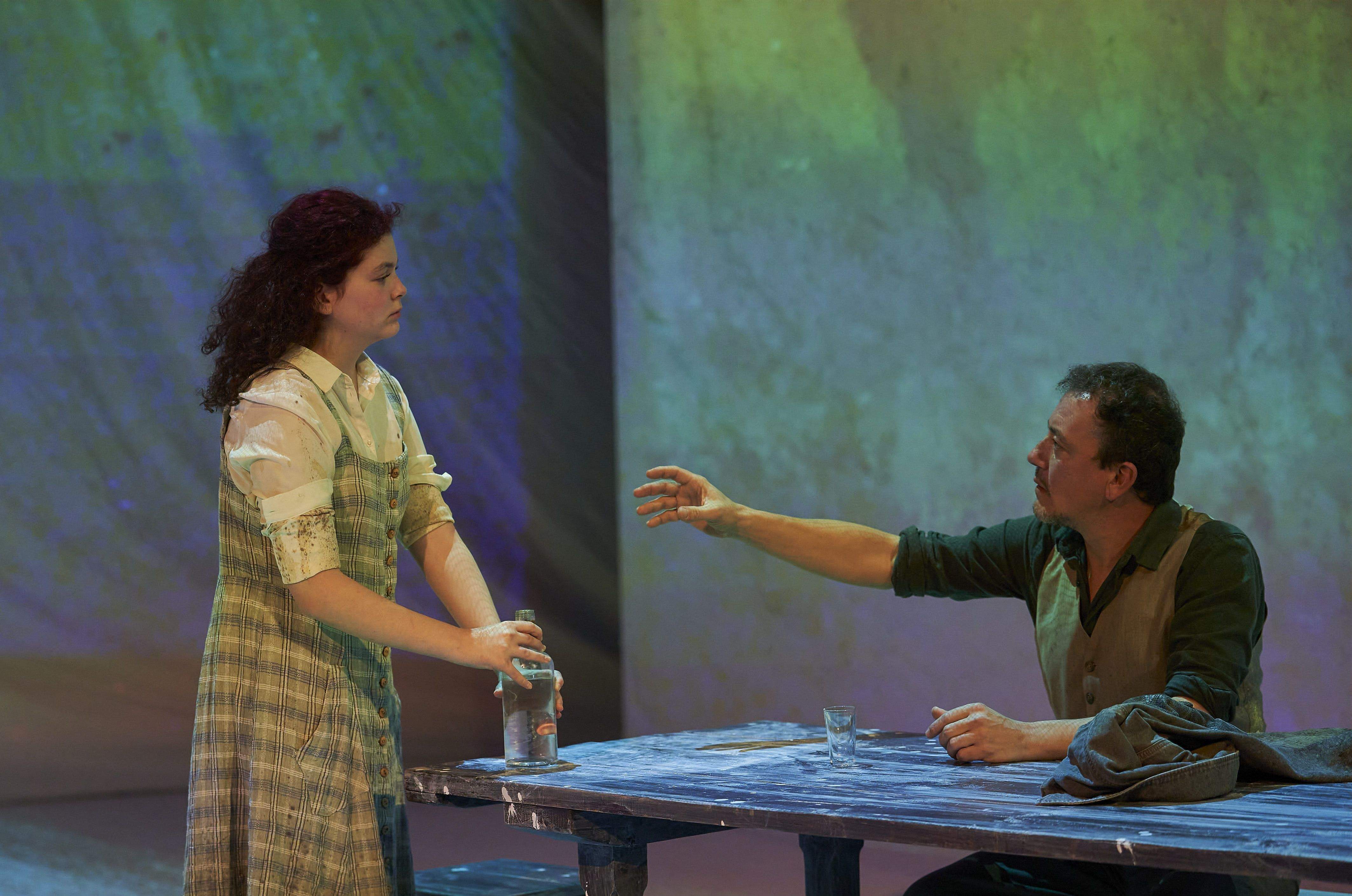 Marta Pelegrina i Roger Casamajor en l'obra 'Andorra'.