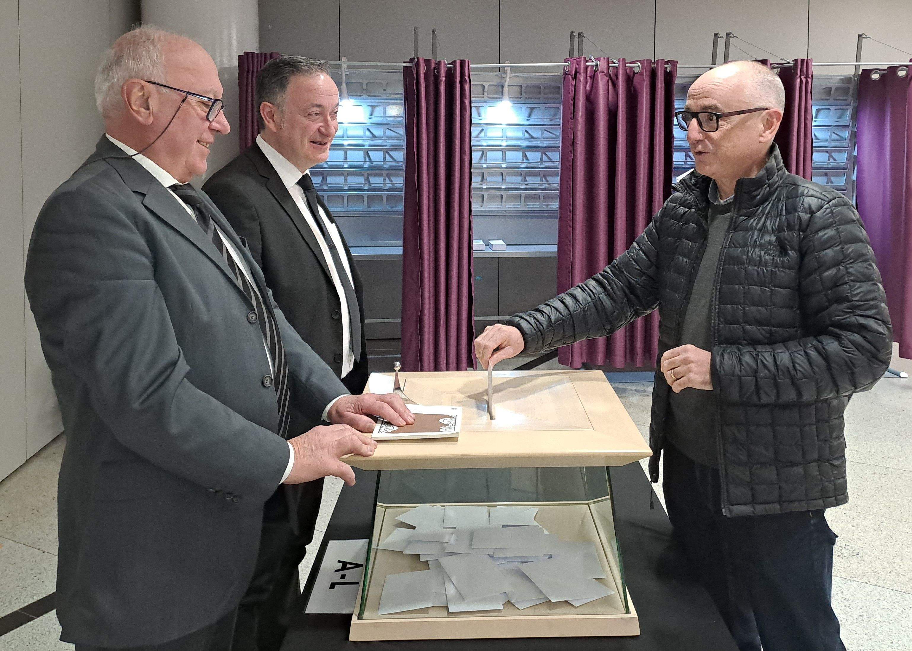 Riba, a la taula electoral de les passades comunals, mentre vota el ministre Ramon Lladós.