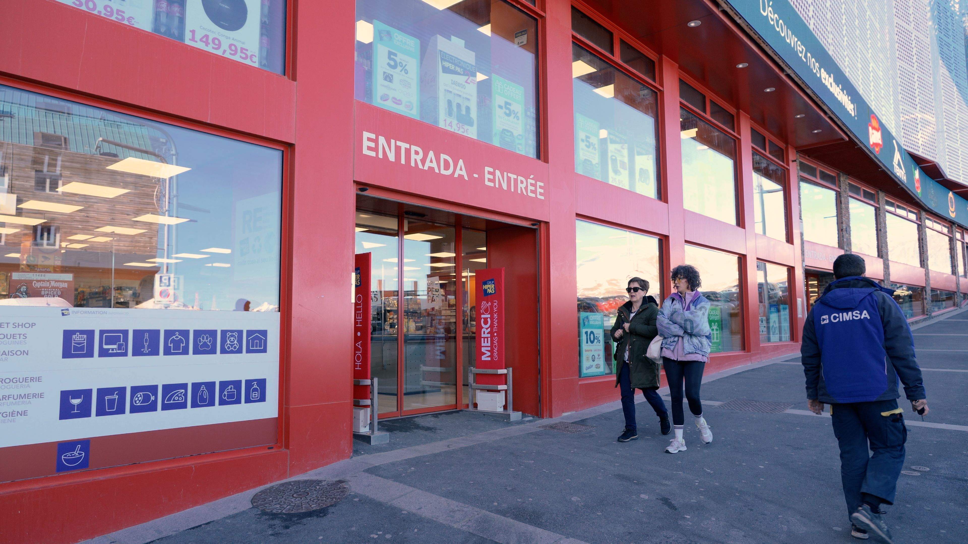 Entrada d'un comerç del Pas de la Casa. Entrada d'un comerç del Pas de la Casa.
