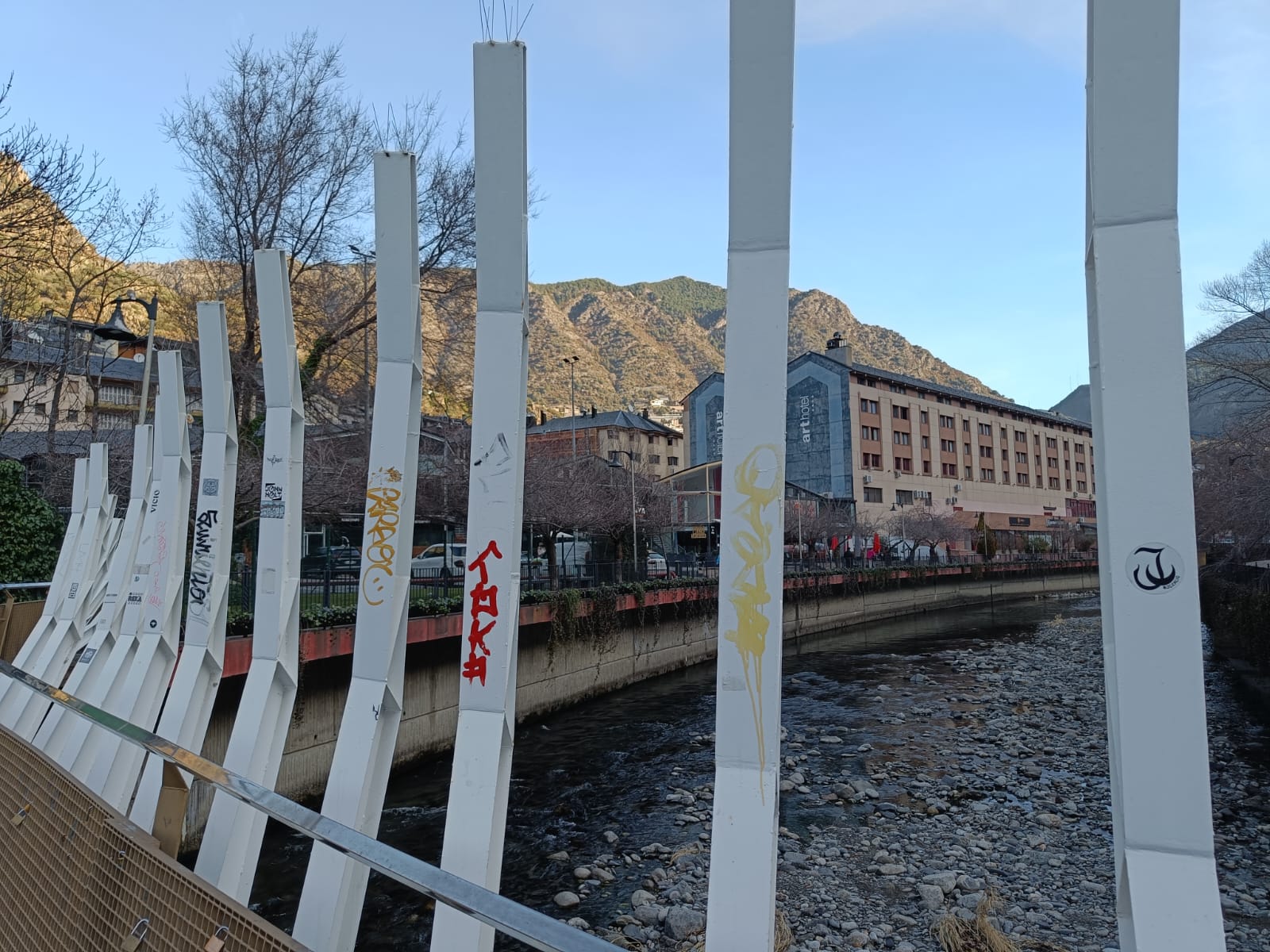 Pintades en punts del Parc Central. Pintades en punts del Parc Central.