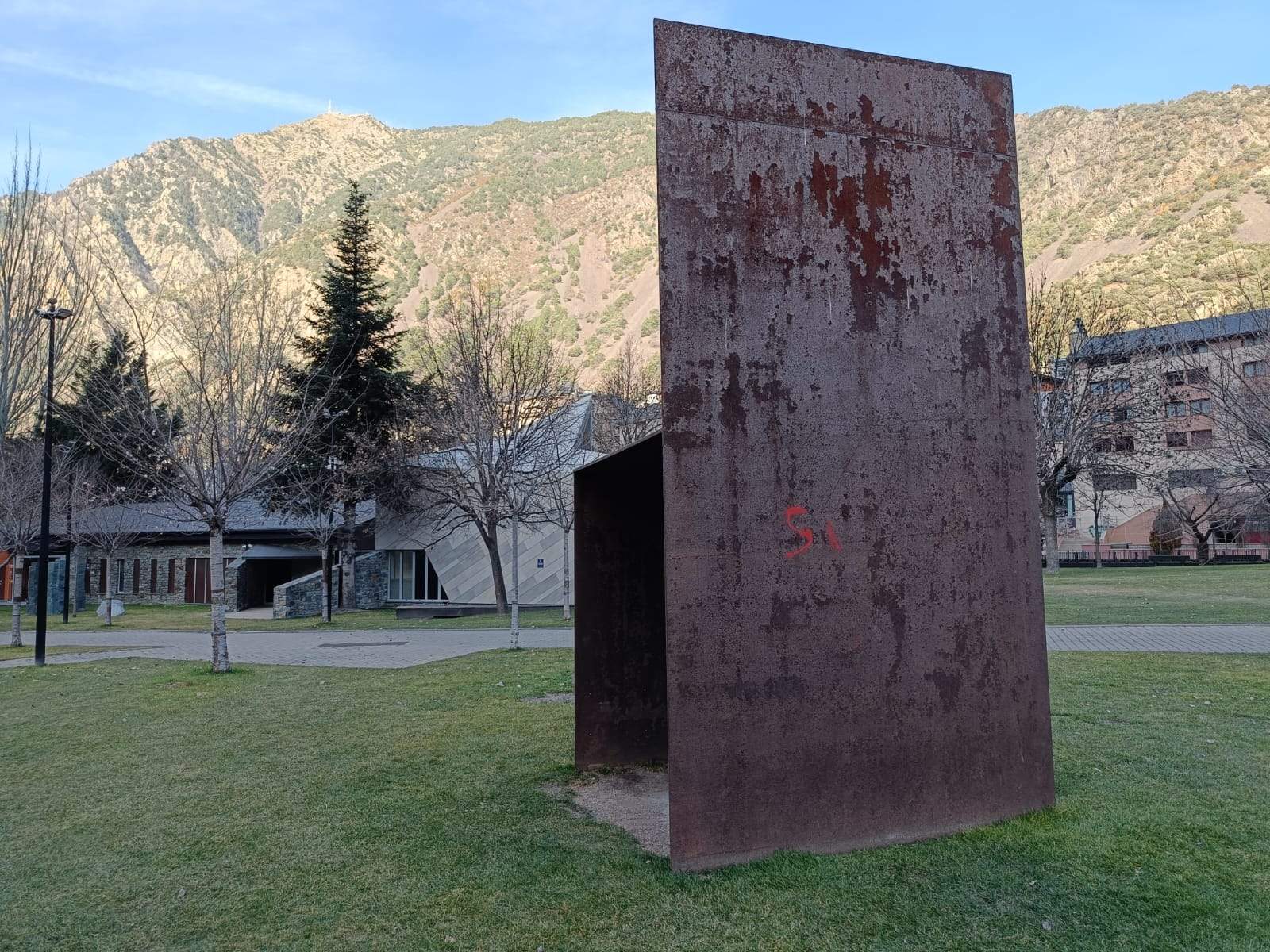 Una de les escultures, danyada.