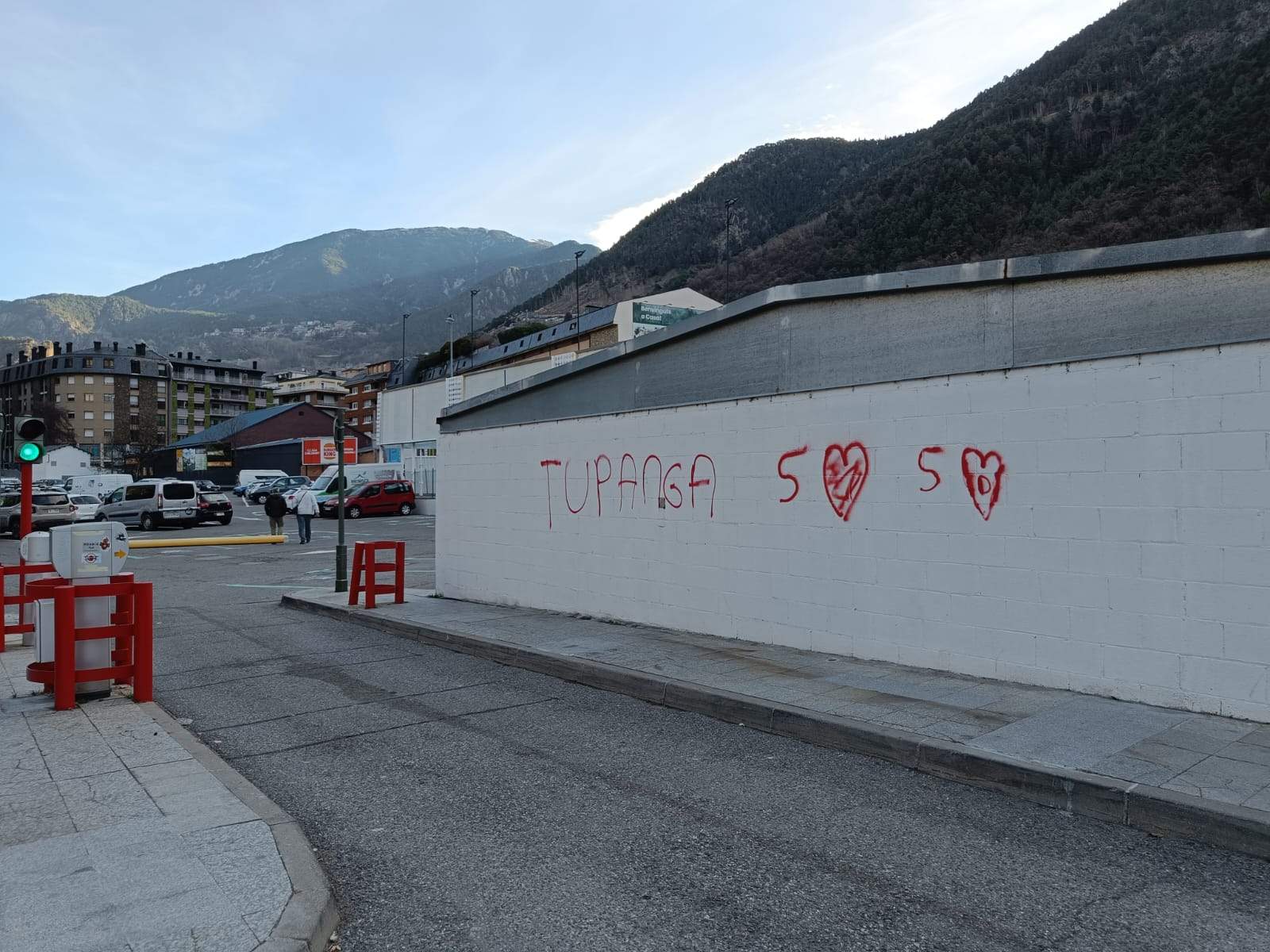 Una altra pintada al Parc Central, a la zona d'aparcament.