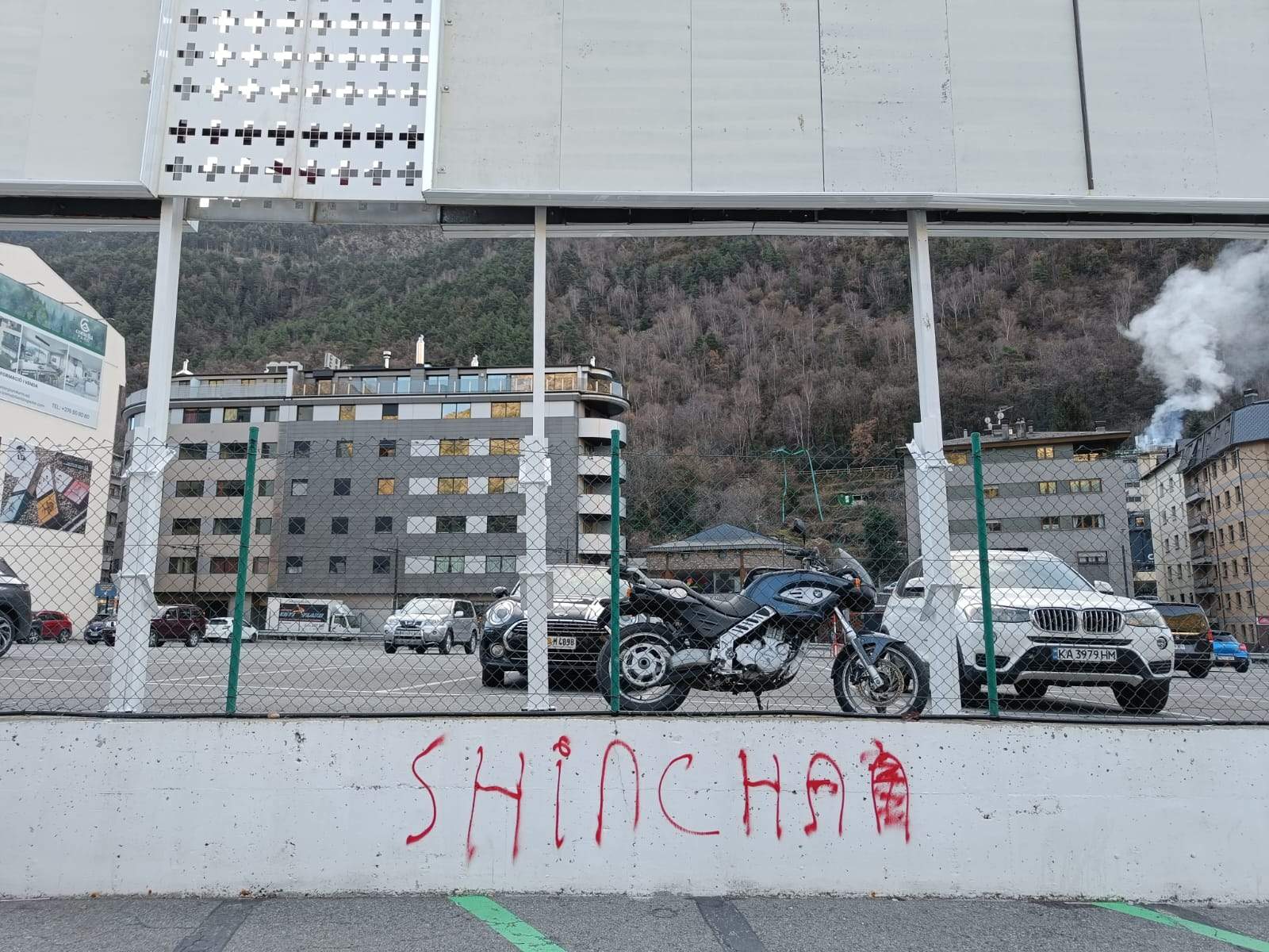 Una altra pintada al Parc Central, a la zona d'aparcament.