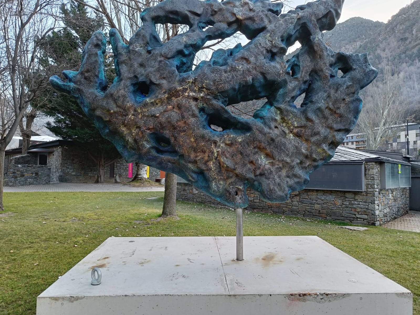 La base d'aquesta escultura ha estat netejada aquest matí d'esvàstiques.