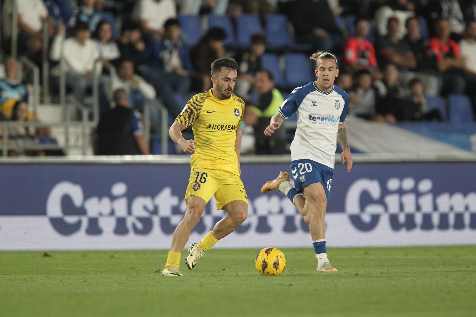 Pampín en una jugada contra el Tenerife.