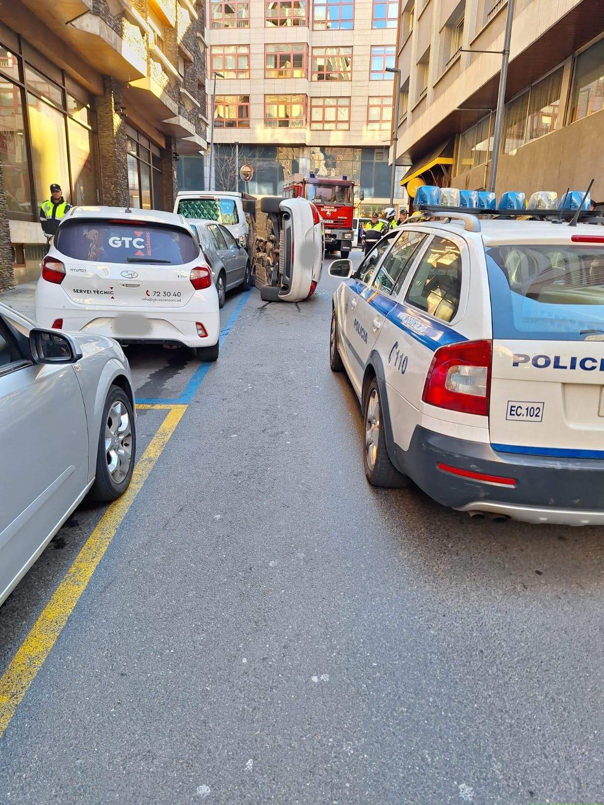 El vehicle que ha bolcat al carrer Joan Maragall.