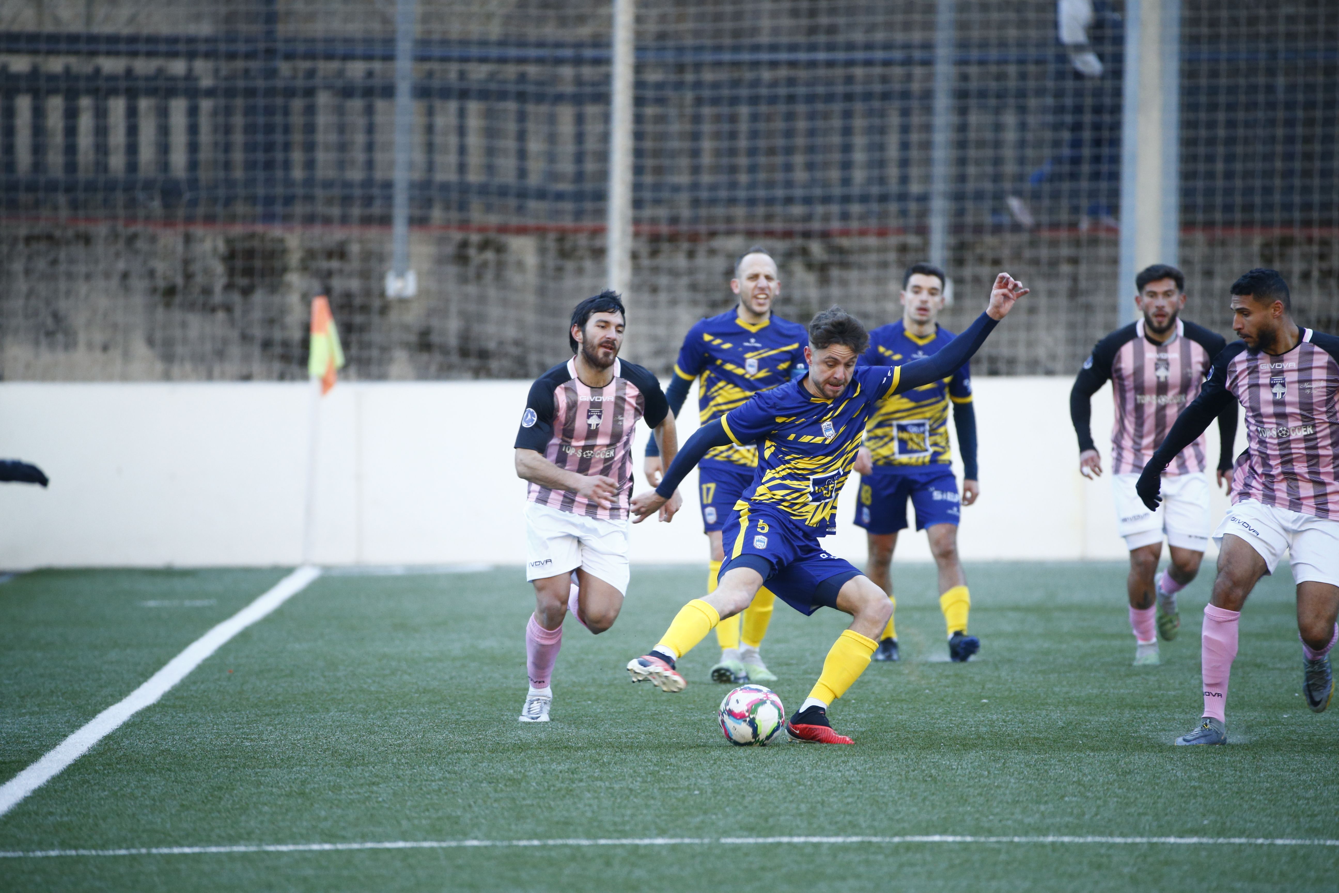 Marc Rebés intenta una passada en el partit entre Pas i Carroi. Marc Rebés intenta una passada en el partit entre Pas i Carroi.