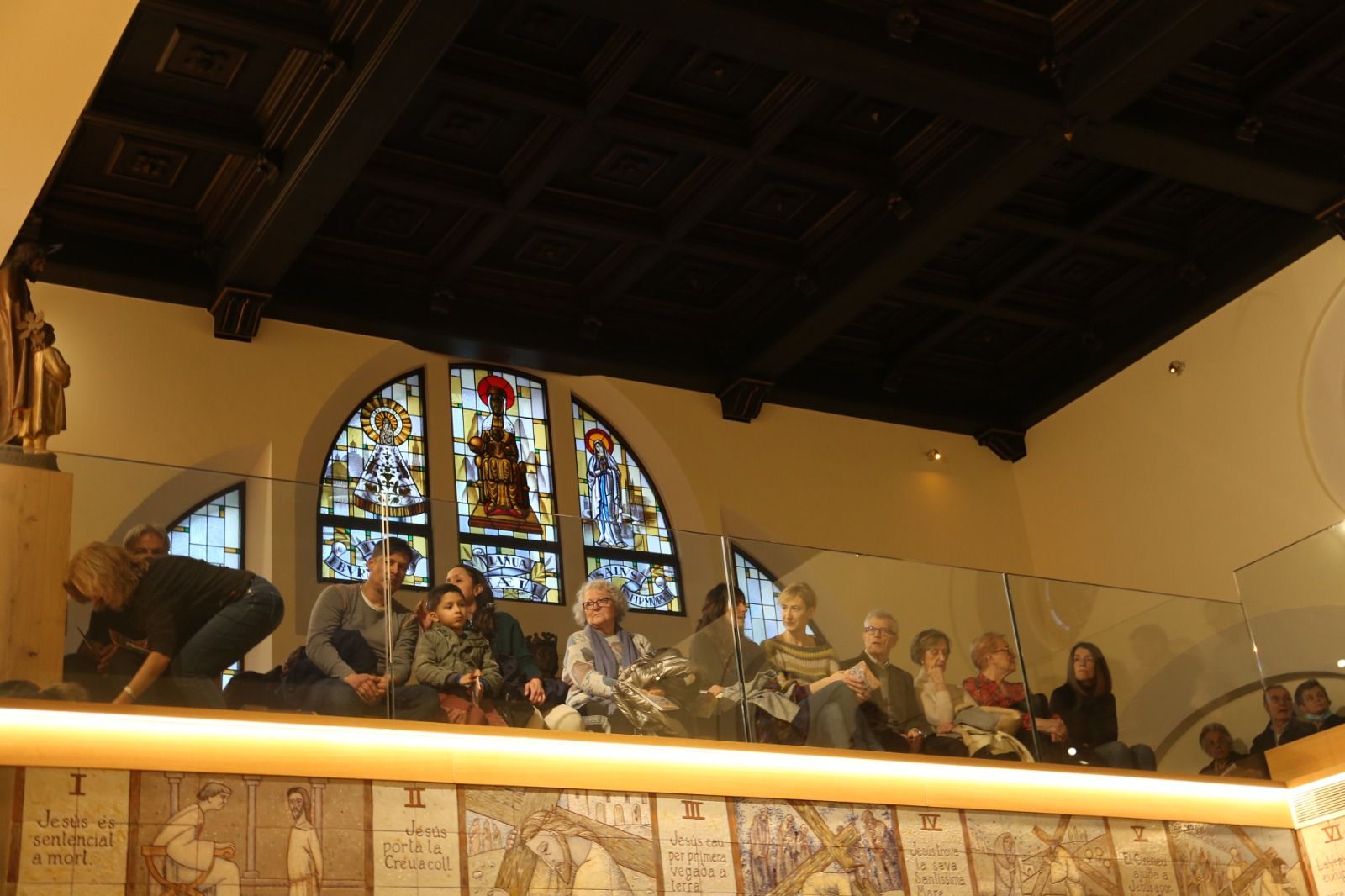 Públic seguint el concert des del cor.