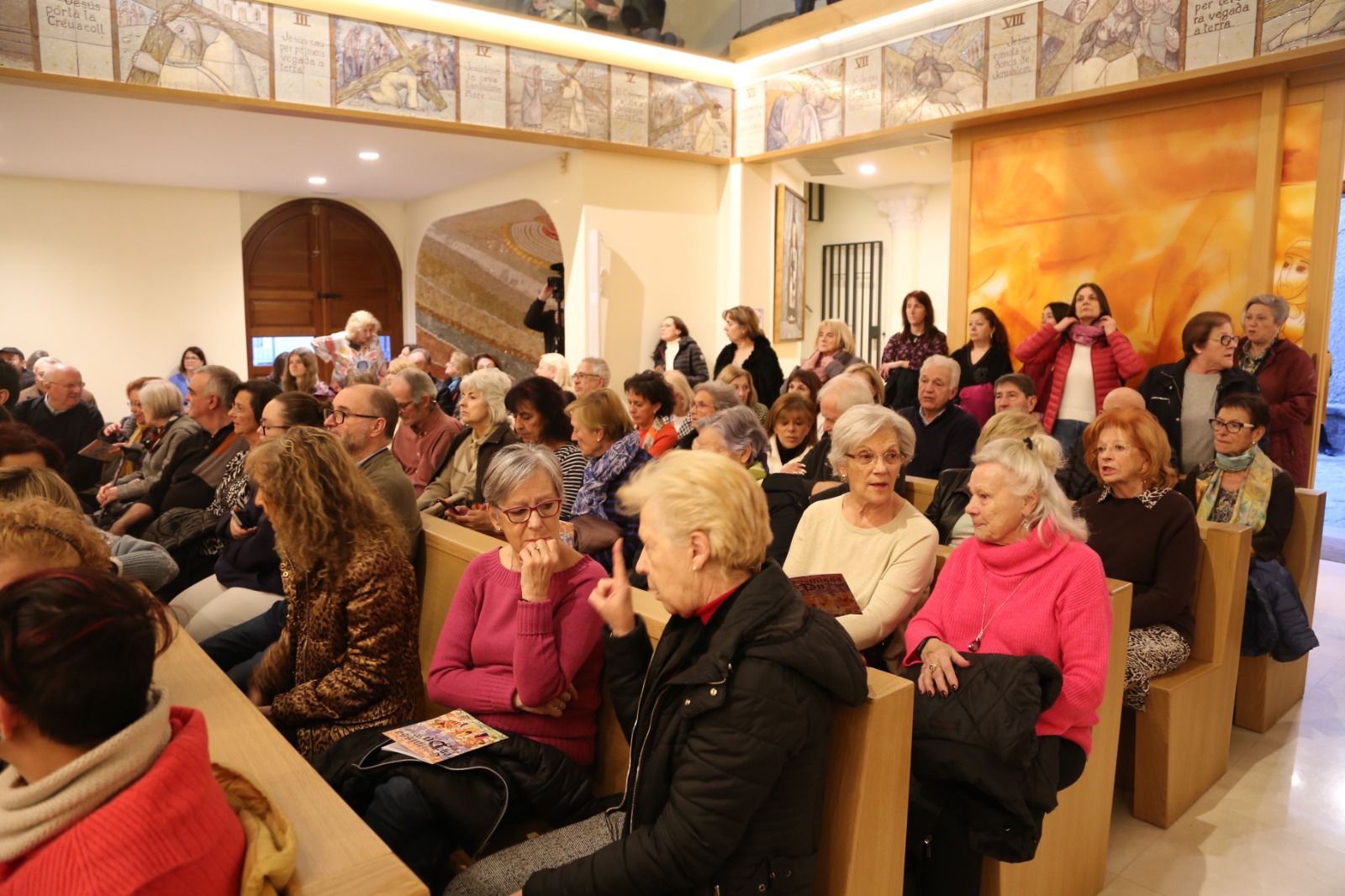 L'església ha quedat petita per acollir tots els assistents.