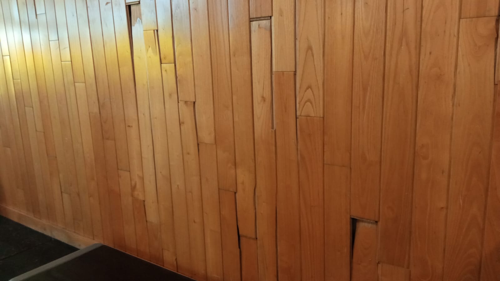 Fustes trencades al Centre Esportiu de Pas de la Casa. Fustes trencades al Centre Esportiu de Pas de la Casa.