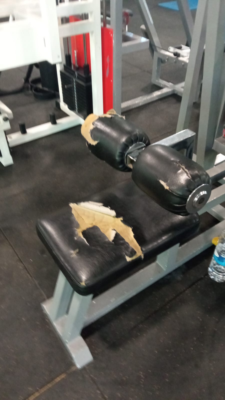 Màquines del gimnàs molt deteriorada. Màquines del gimnàs molt deteriorada.