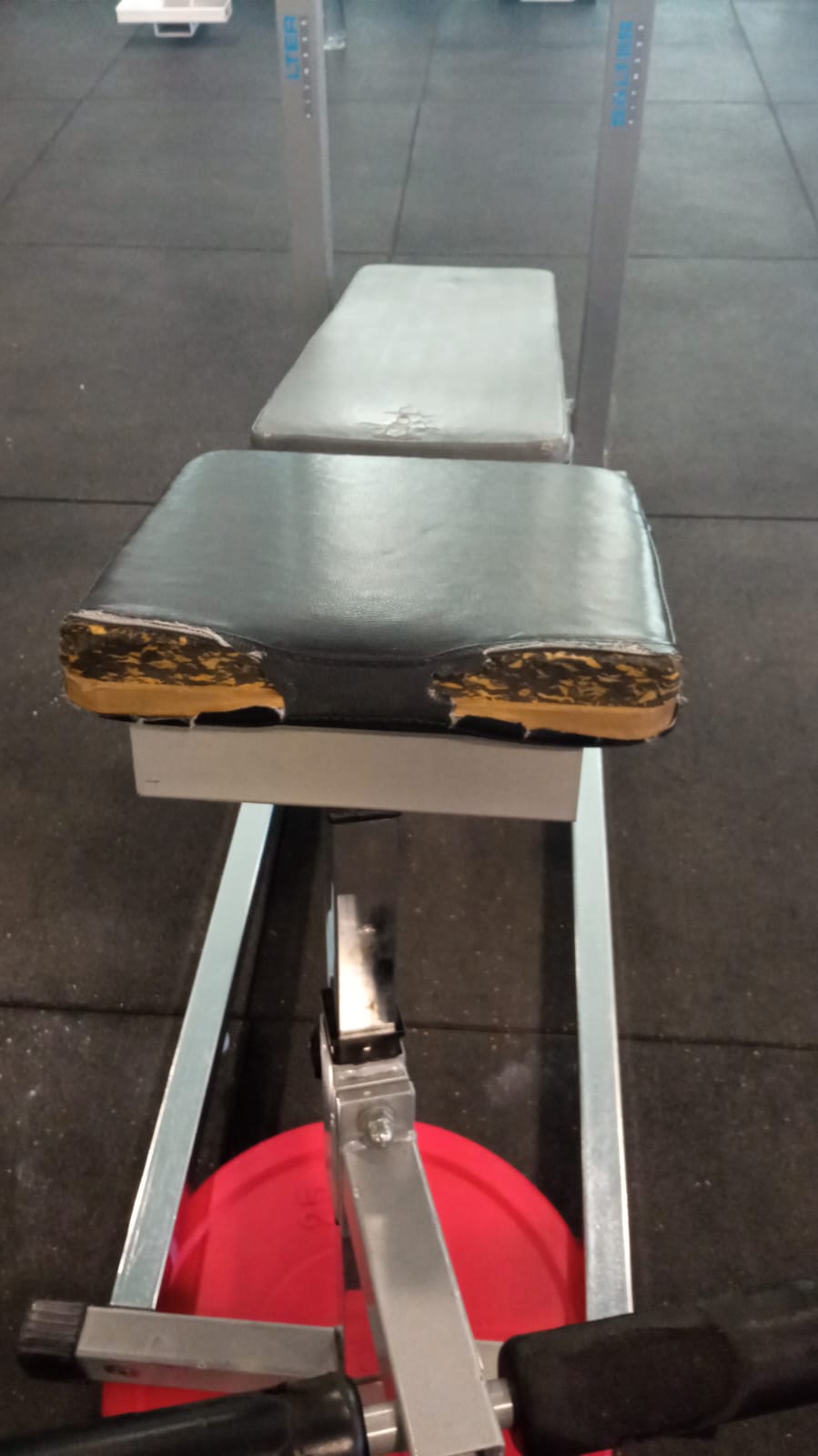 Una de les màquines del gimnàs molt deteriorada. Una de les màquines del gimnàs molt deteriorada.