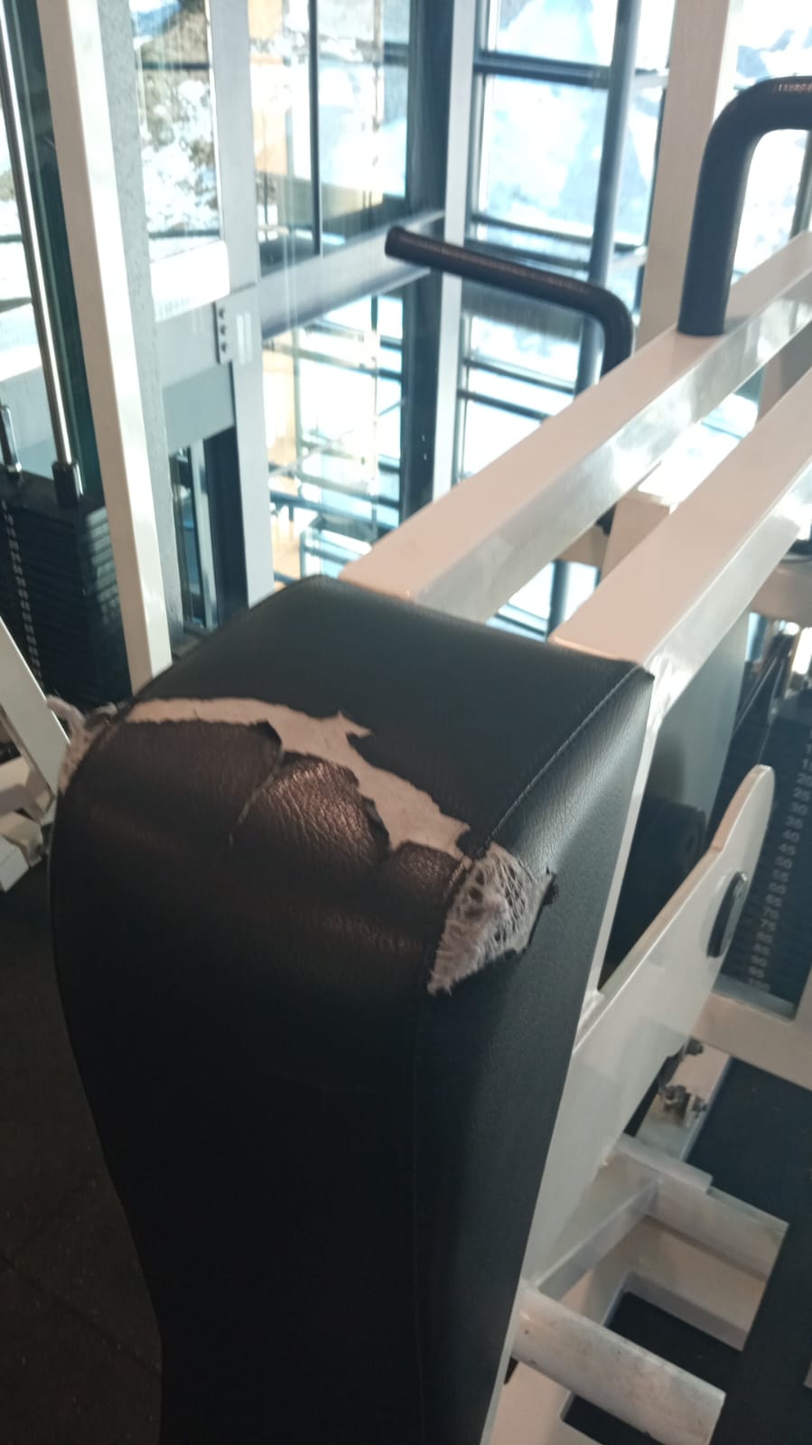 Entapissat d'una de les màquines del gimnàs fet malbé. Entapissat d'una de les màquines del gimnàs fet malbé.