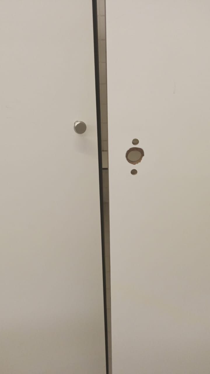 Armariet d'un vestuari fet malbé. Armariet d'un vestuari fet malbé.