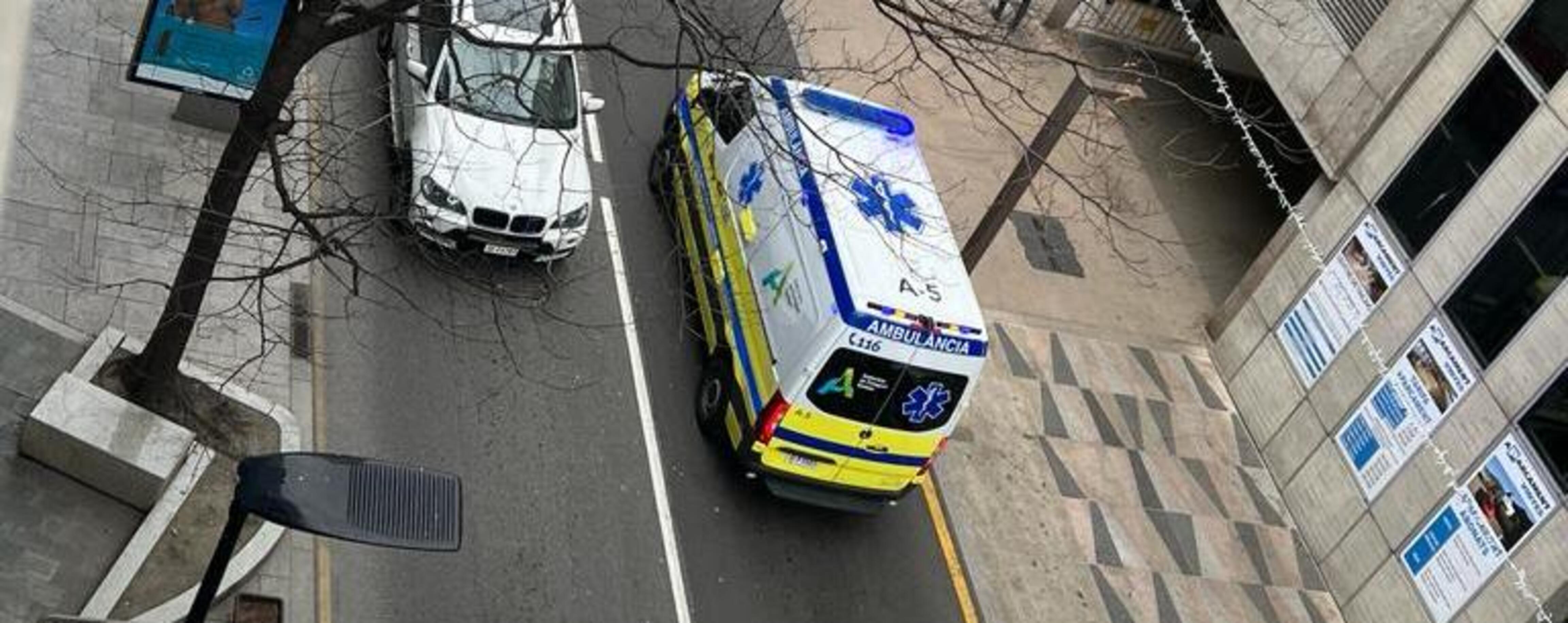 Una ambulància en ple servei. Una ambulància en ple servei.