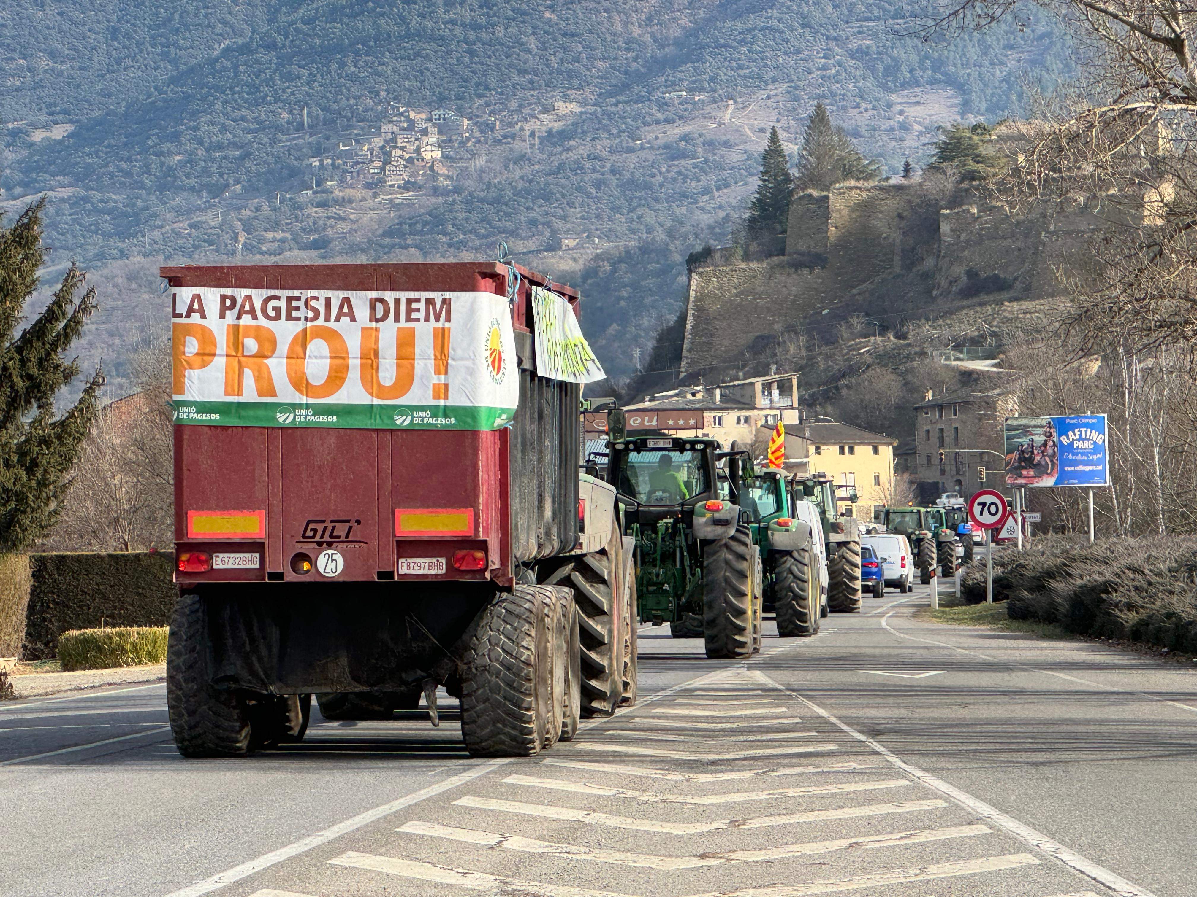 Marxa lenta de tractors per dirigir-se cap a l'N-145.