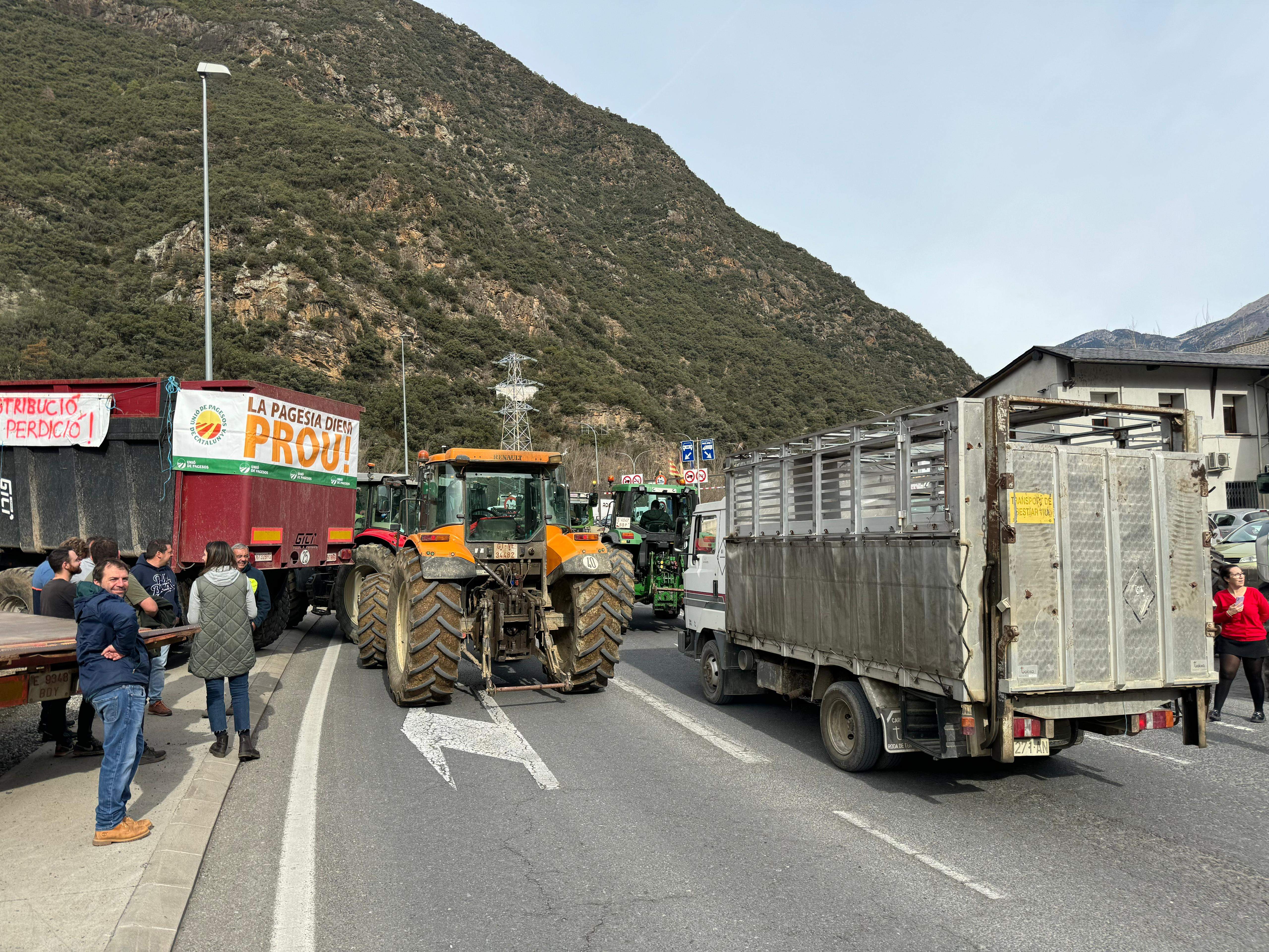 Tractors i remolcs a la zona duana.