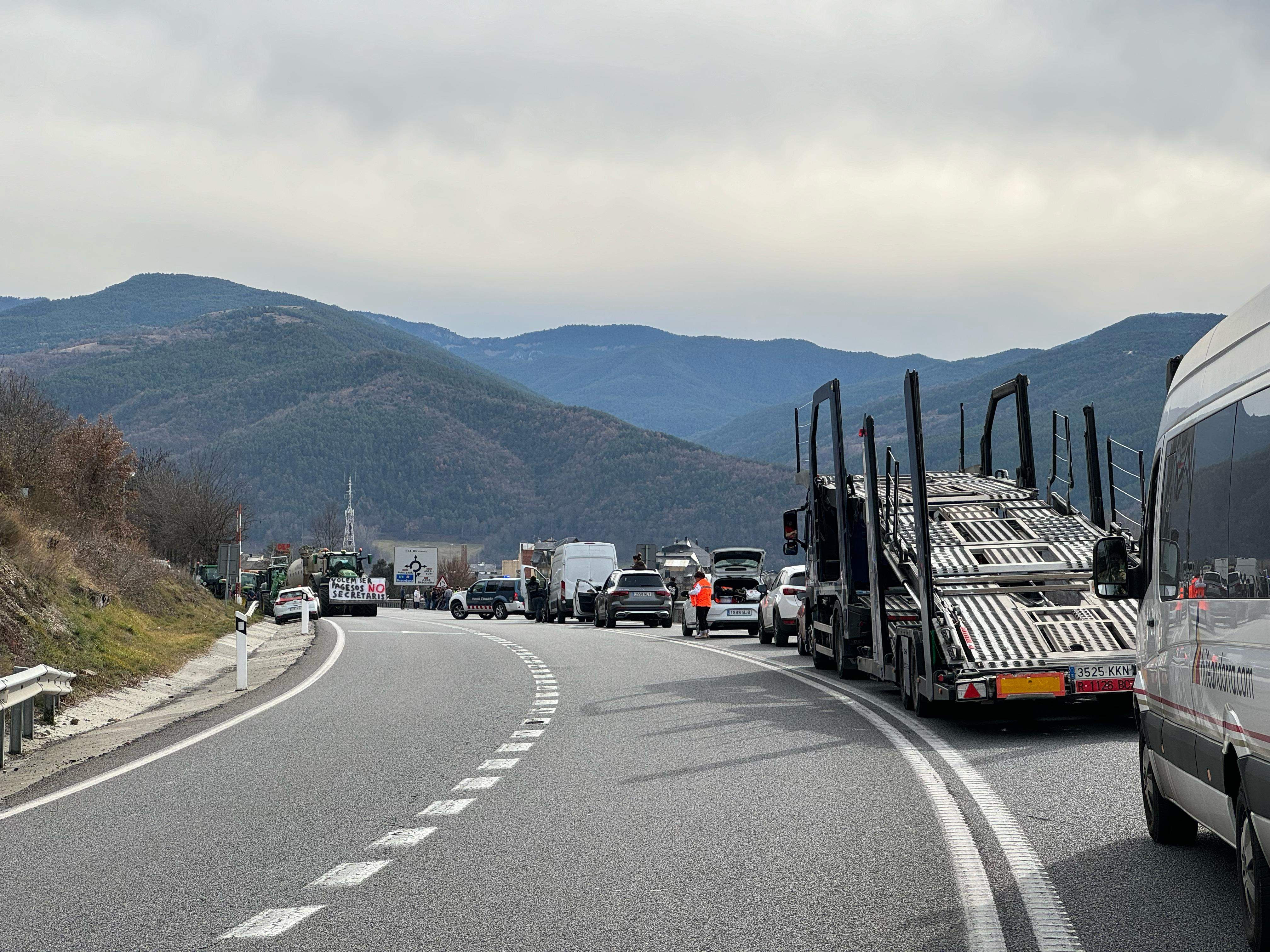 Els tractors tallen la N 145 i provoquen retencions.