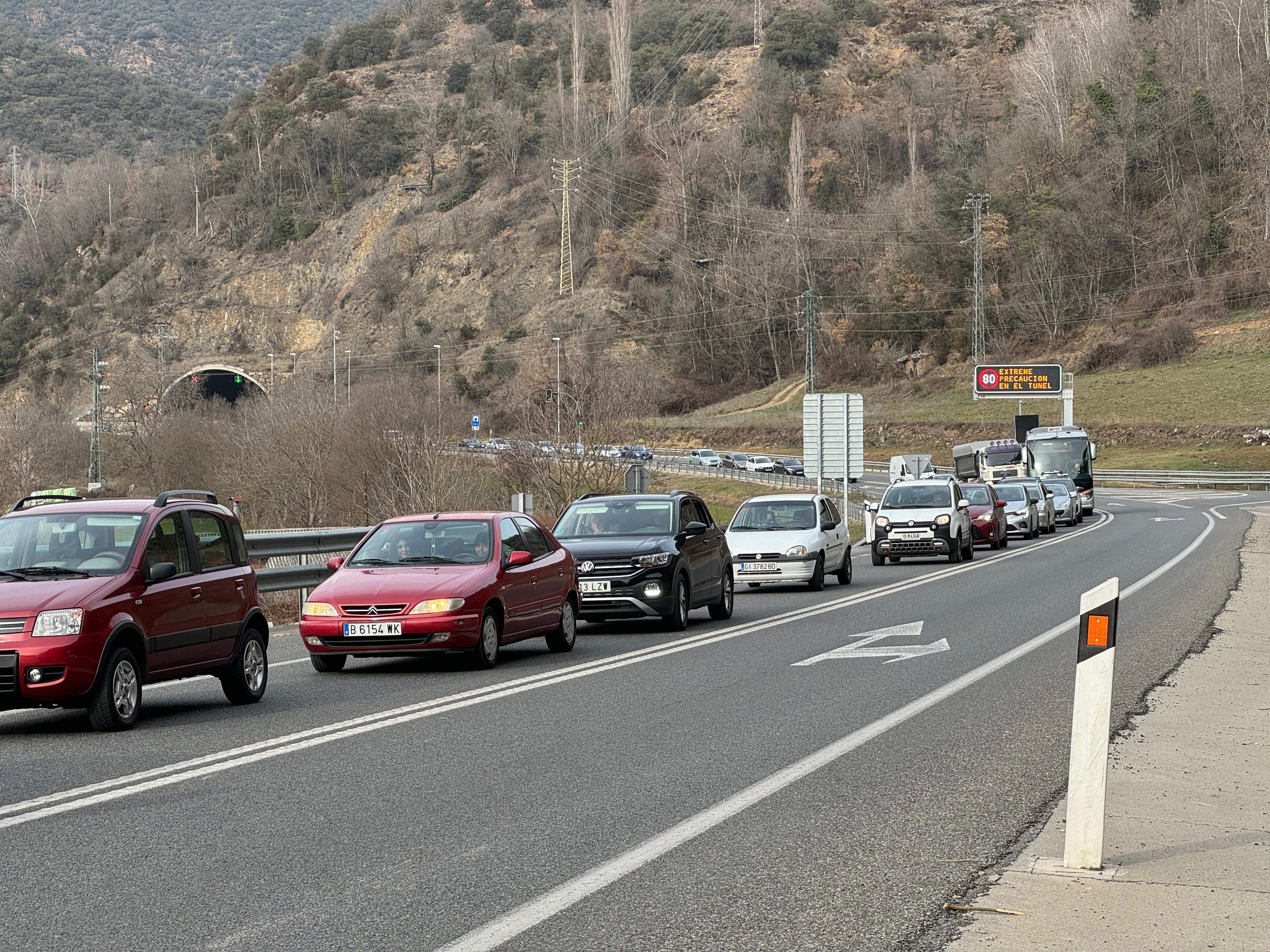 Vehices en direcció a la Seu aturats a la N 145.