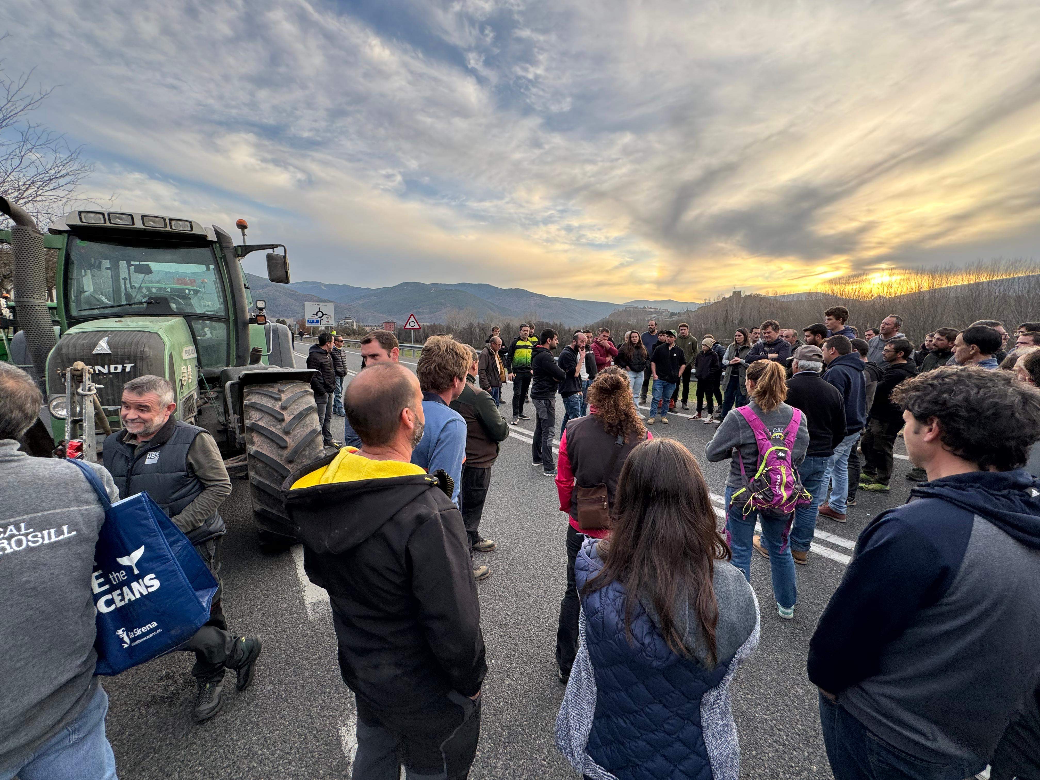 Els pagesos tallant l'N-145