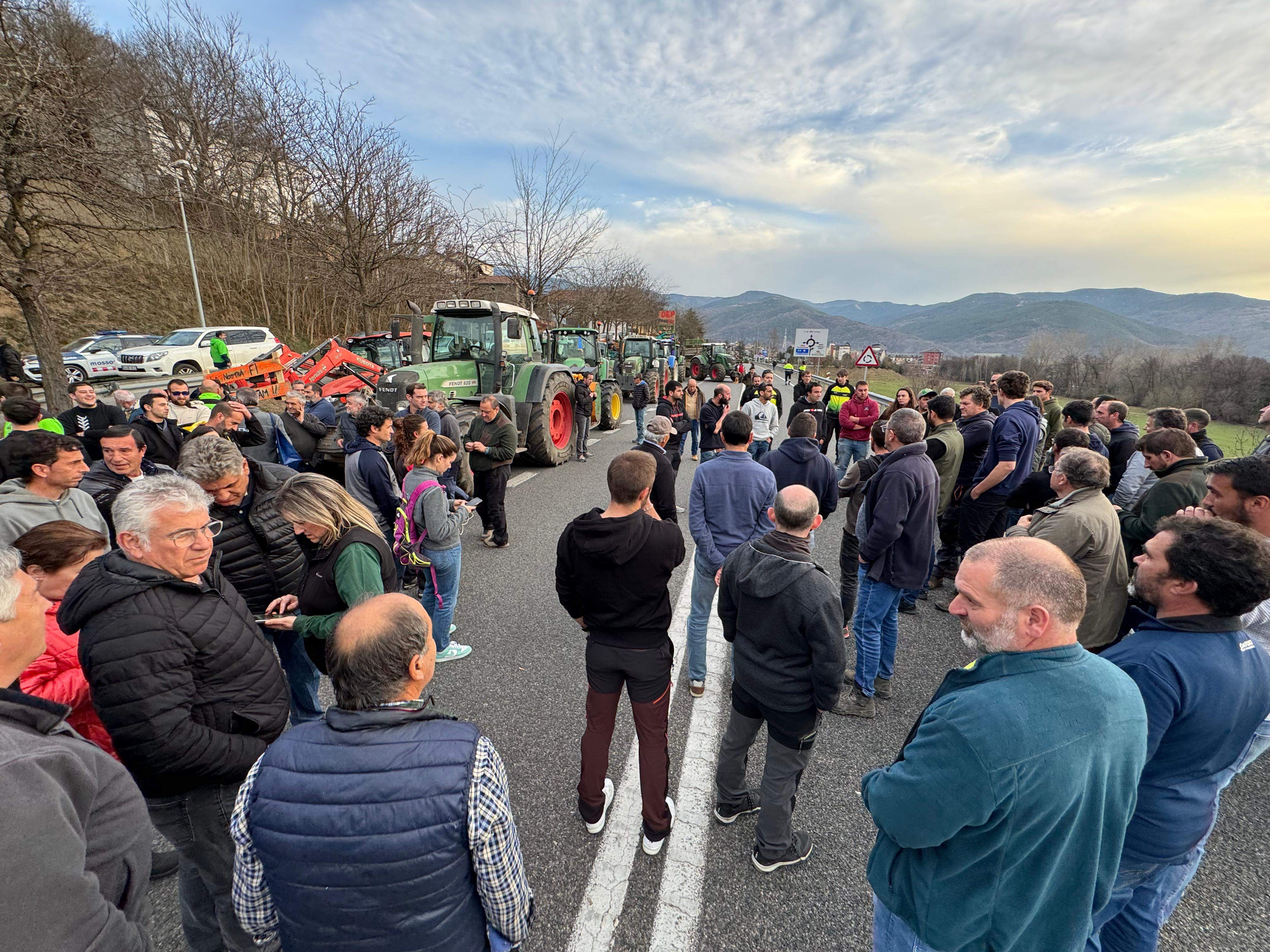 Els pagesos tallant l'N145.