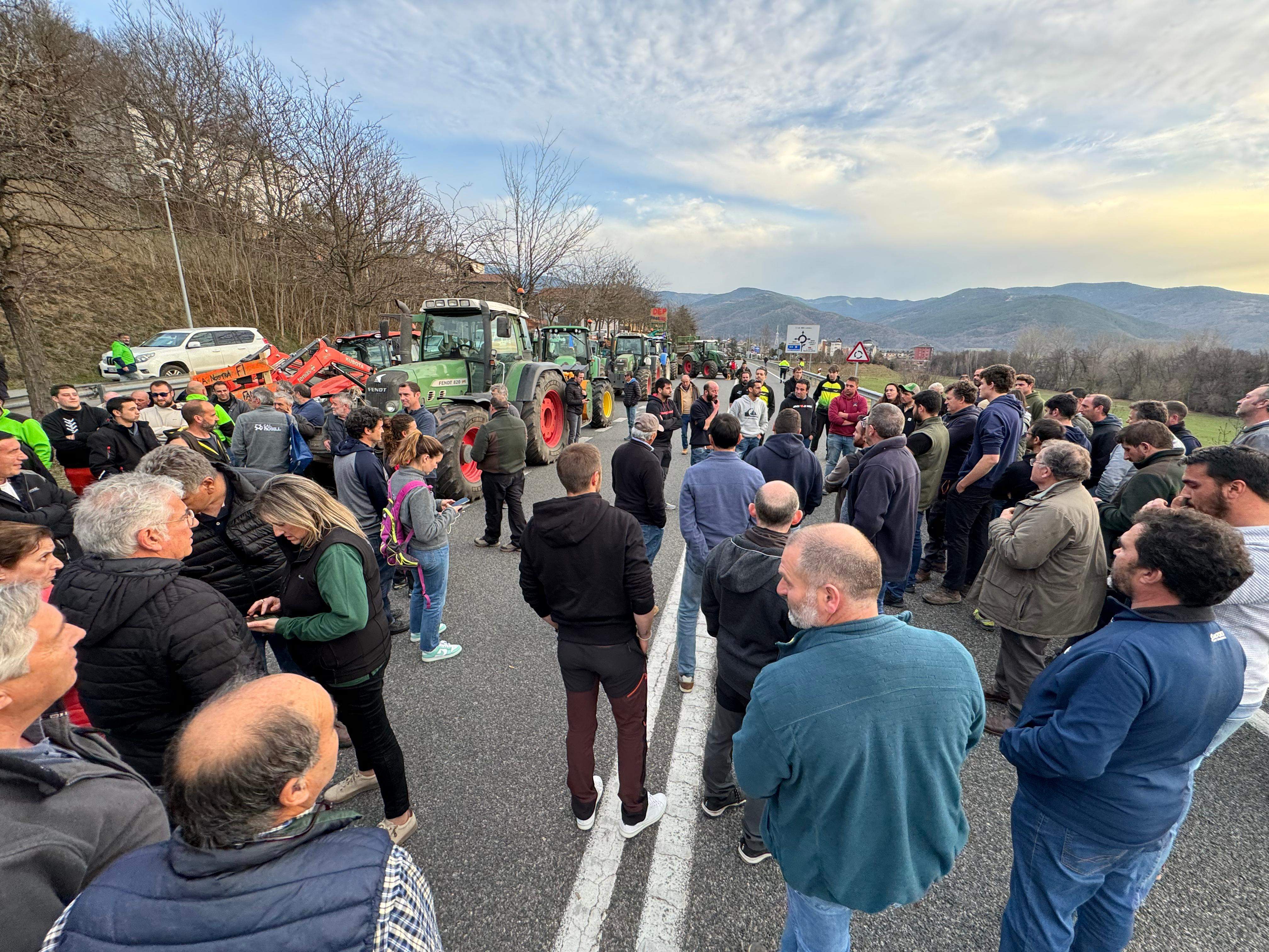 Els pagesos a l'N-145 aquesta tarda.