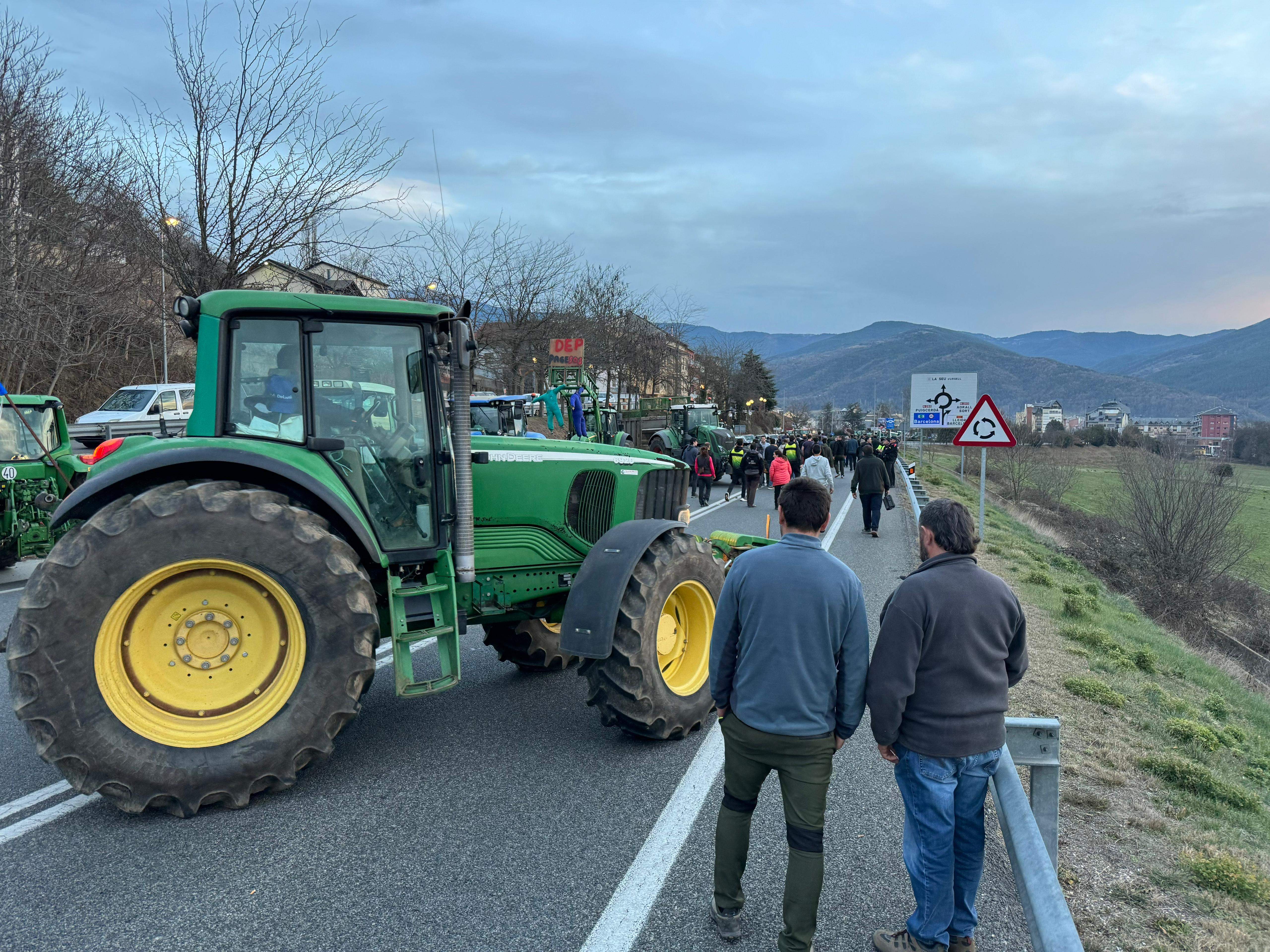 Tractors marxant del punt on estava tallada la circulació.